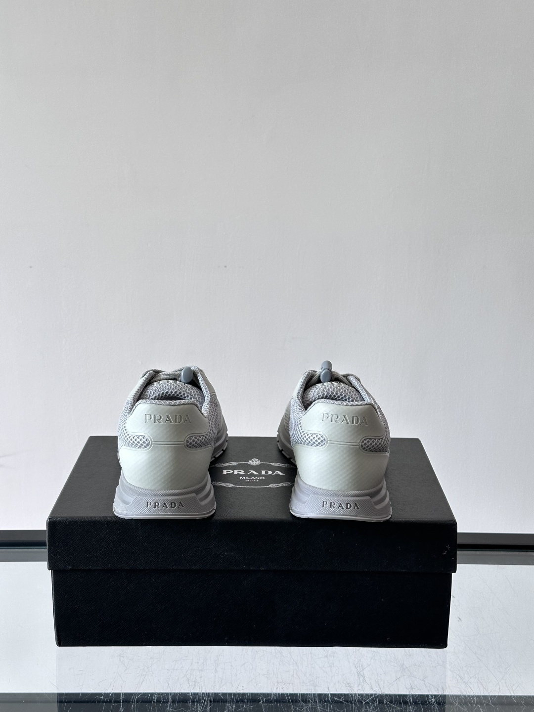 👟Prada男士休闲运动鞋,简约时尚,网布+皮革拼接,透气又有支撑力。橡胶鞋底防滑,日常穿搭或轻运动都OK!鞋侧低调Lo 👟Prada男士休闲运动鞋,简约时尚,网布+皮革拼接,透气又有支撑力。橡胶鞋底防滑,日常穿搭或轻运动都OK!鞋侧低调Lo