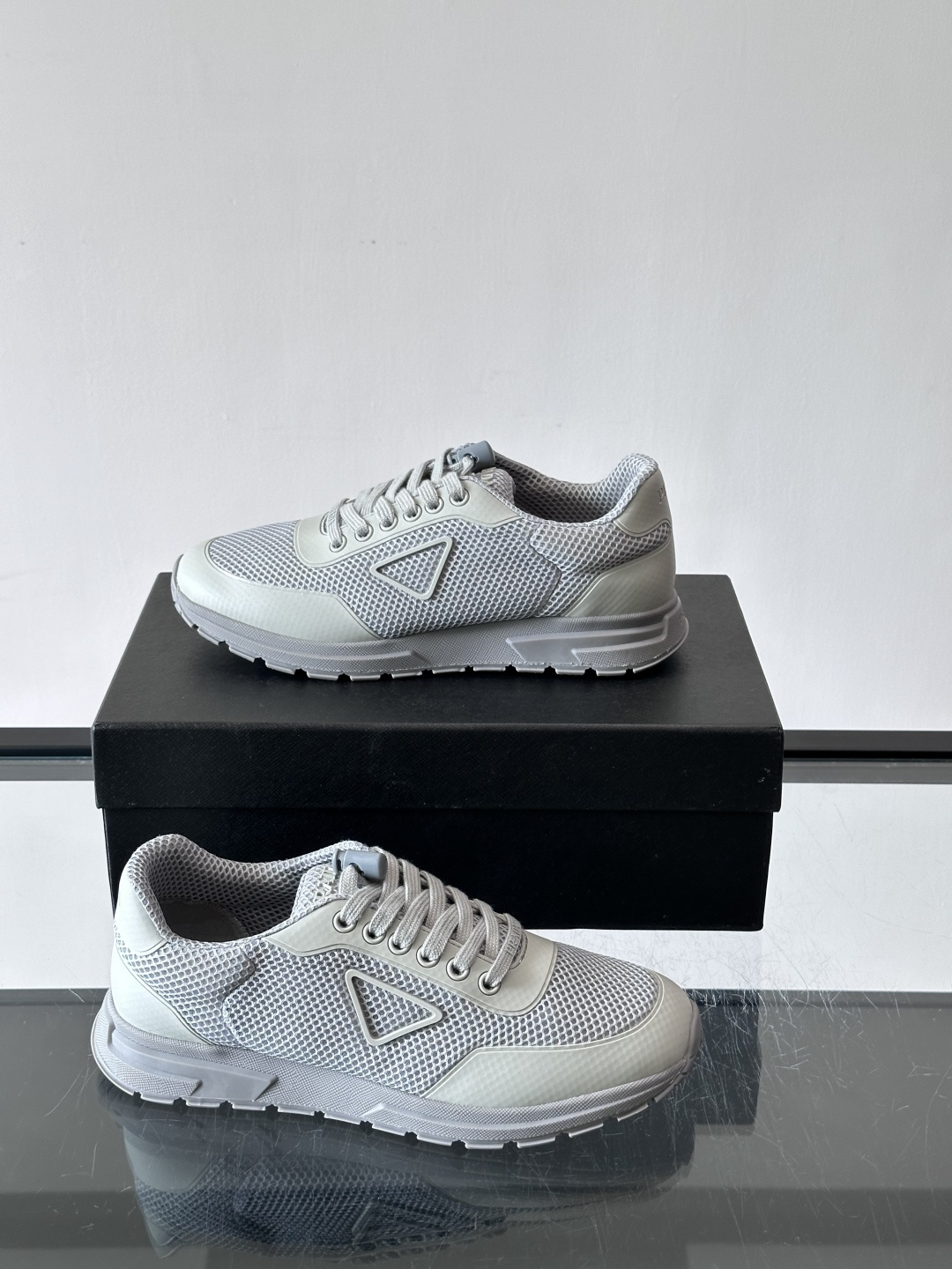 👟Prada男士休闲运动鞋,简约时尚,网布+皮革拼接,透气又有支撑力。橡胶鞋底防滑,日常穿搭或轻运动都OK!鞋侧低调Lo 👟Prada男士休闲运动鞋,简约时尚,网布+皮革拼接,透气又有支撑力。橡胶鞋底防滑,日常穿搭或轻运动都OK!鞋侧低调Lo