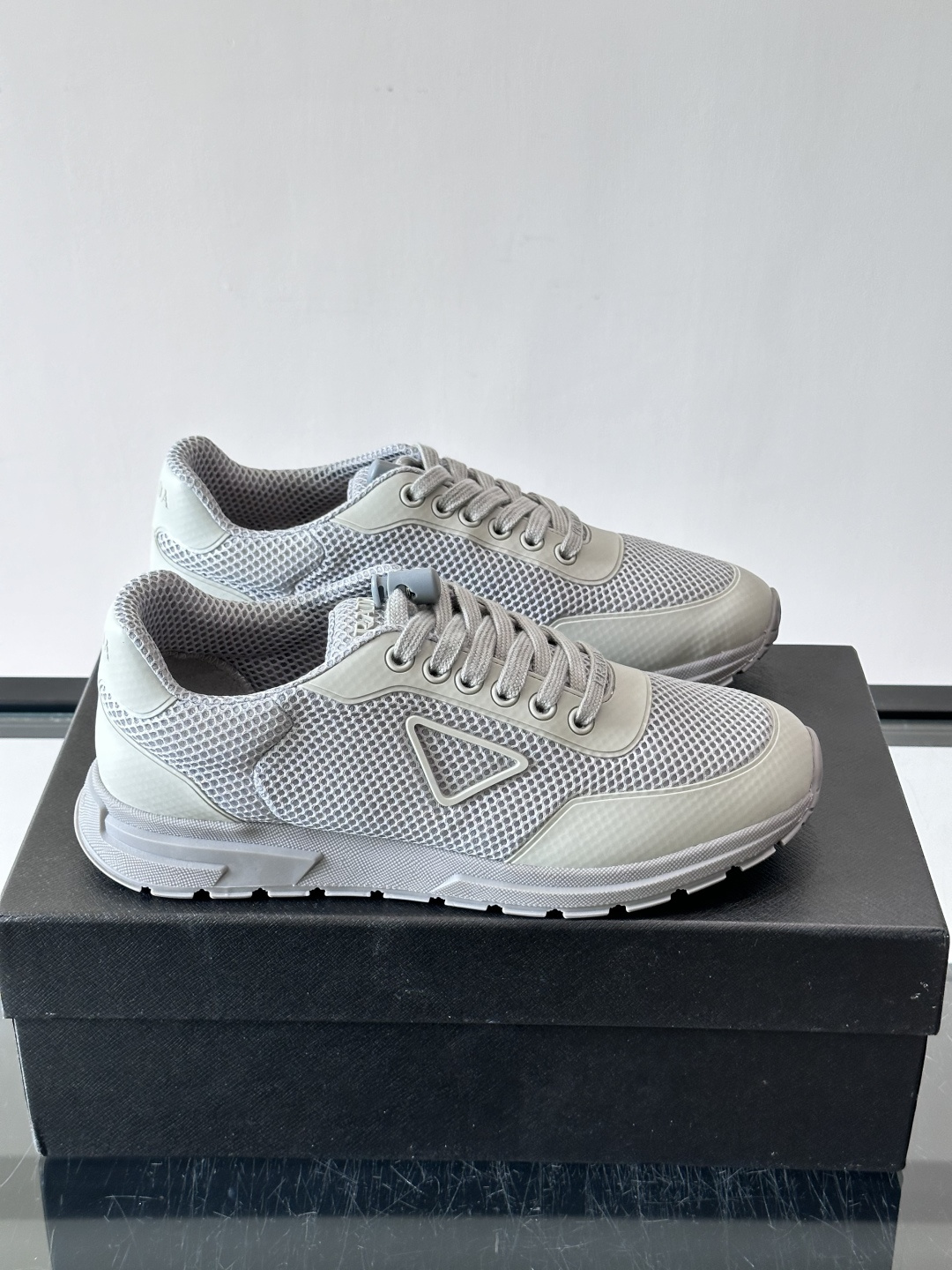 👟Prada男士休闲运动鞋,简约时尚,网布+皮革拼接,透气又有支撑力。橡胶鞋底防滑,日常穿搭或轻运动都OK!鞋侧低调Lo 👟Prada男士休闲运动鞋,简约时尚,网布+皮革拼接,透气又有支撑力。橡胶鞋底防滑,日常穿搭或轻运动都OK!鞋侧低调Lo