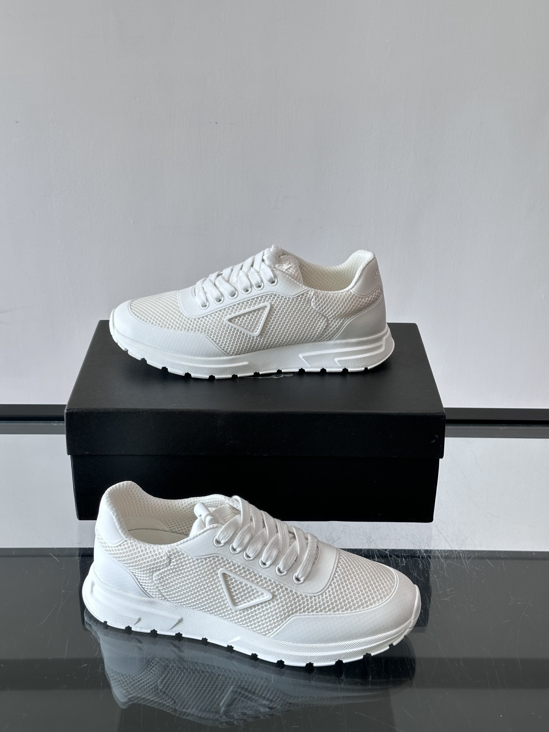 👟Prada男士休闲运动鞋,简约时尚,网布+皮革拼接,透气又有支撑力。橡胶鞋底防滑,日常穿搭或轻运动都OK!鞋侧低调Lo 👟Prada男士休闲运动鞋,简约时尚,网布+皮革拼接,透气又有支撑力。橡胶鞋底防滑,日常穿搭或轻运动都OK!鞋侧低调Lo