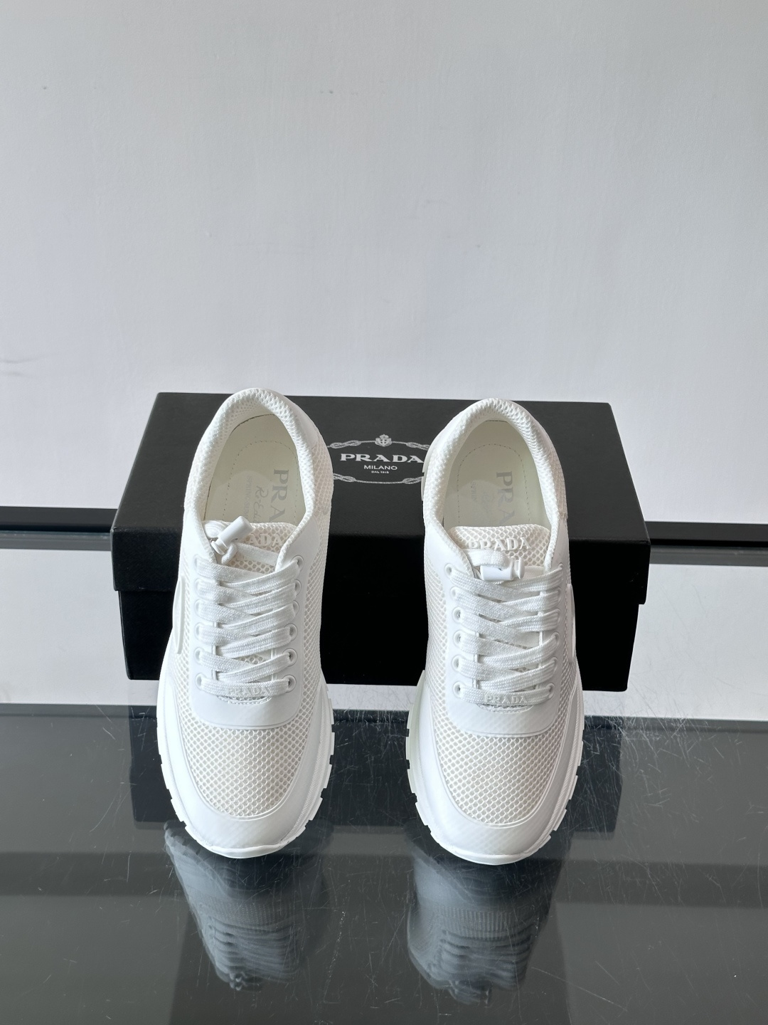 👟Prada男士休闲运动鞋,简约时尚,网布+皮革拼接,透气又有支撑力。橡胶鞋底防滑,日常穿搭或轻运动都OK!鞋侧低调Lo 👟Prada男士休闲运动鞋,简约时尚,网布+皮革拼接,透气又有支撑力。橡胶鞋底防滑,日常穿搭或轻运动都OK!鞋侧低调Lo