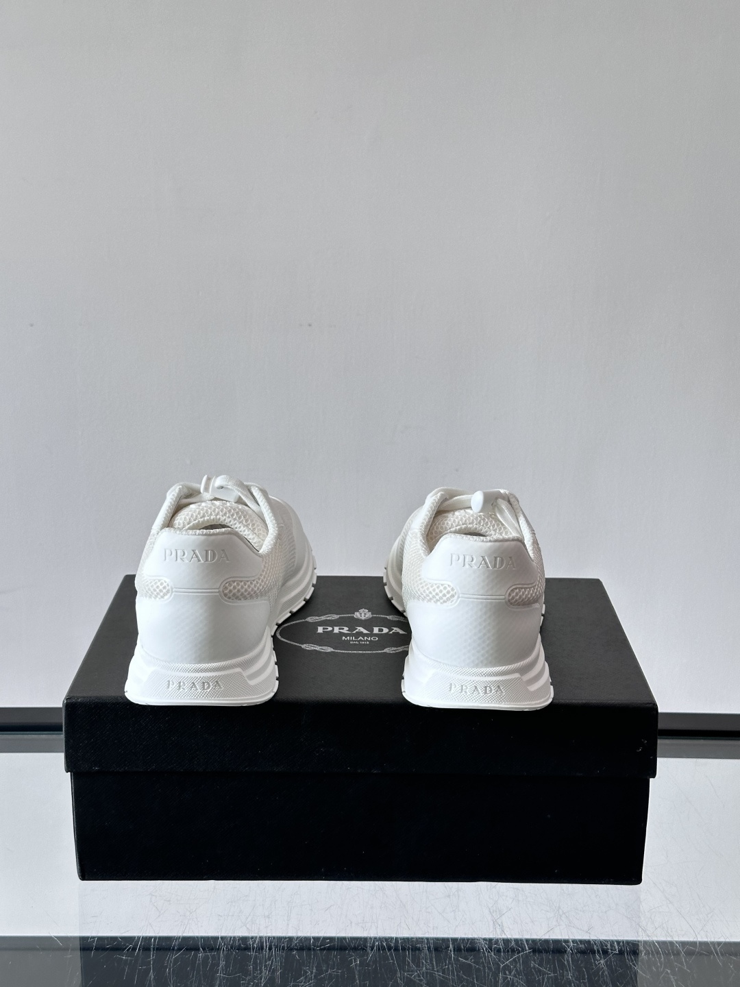 👟Prada男士休闲运动鞋,简约时尚,网布+皮革拼接,透气又有支撑力。橡胶鞋底防滑,日常穿搭或轻运动都OK!鞋侧低调Lo 👟Prada男士休闲运动鞋,简约时尚,网布+皮革拼接,透气又有支撑力。橡胶鞋底防滑,日常穿搭或轻运动都OK!鞋侧低调Lo