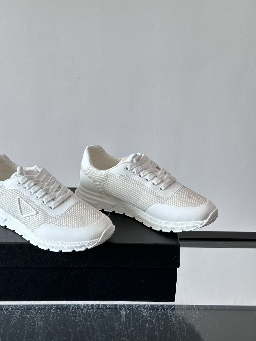 👟Prada男士休闲运动鞋,简约时尚,网布+皮革拼接,透气又有支撑力。橡胶鞋底防滑,日常穿搭或轻运动都OK!鞋侧低调Lo 👟Prada男士休闲运动鞋,简约时尚,网布+皮革拼接,透气又有支撑力。橡胶鞋底防滑,日常穿搭或轻运动都OK!鞋侧低调Lo