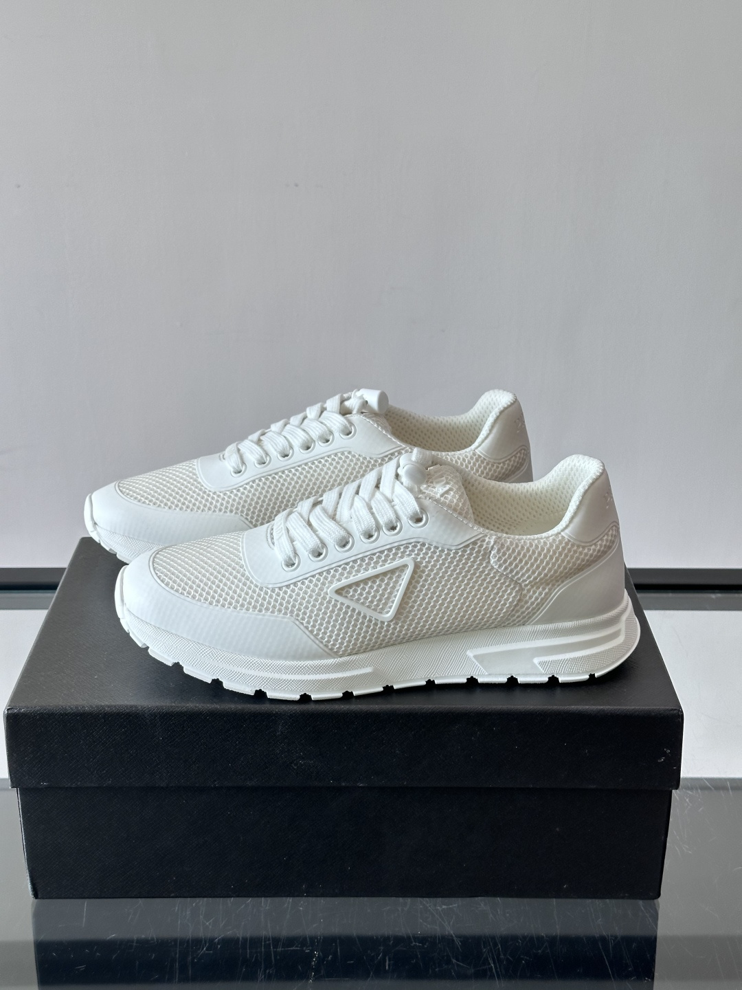 👟Prada男士休闲运动鞋,简约时尚,网布+皮革拼接,透气又有支撑力。橡胶鞋底防滑,日常穿搭或轻运动都OK!鞋侧低调Lo 👟Prada男士休闲运动鞋,简约时尚,网布+皮革拼接,透气又有支撑力。橡胶鞋底防滑,日常穿搭或轻运动都OK!鞋侧低调Lo
