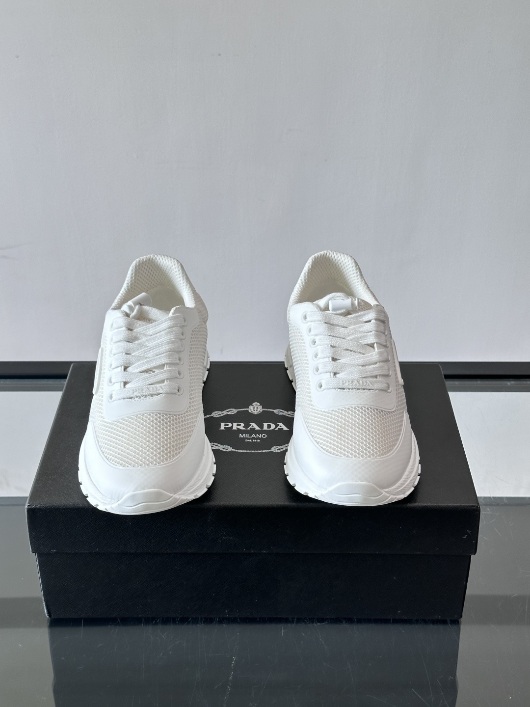 👟Prada男士休闲运动鞋,简约时尚,网布+皮革拼接,透气又有支撑力。橡胶鞋底防滑,日常穿搭或轻运动都OK!鞋侧低调Lo 👟Prada男士休闲运动鞋,简约时尚,网布+皮革拼接,透气又有支撑力。橡胶鞋底防滑,日常穿搭或轻运动都OK!鞋侧低调Lo