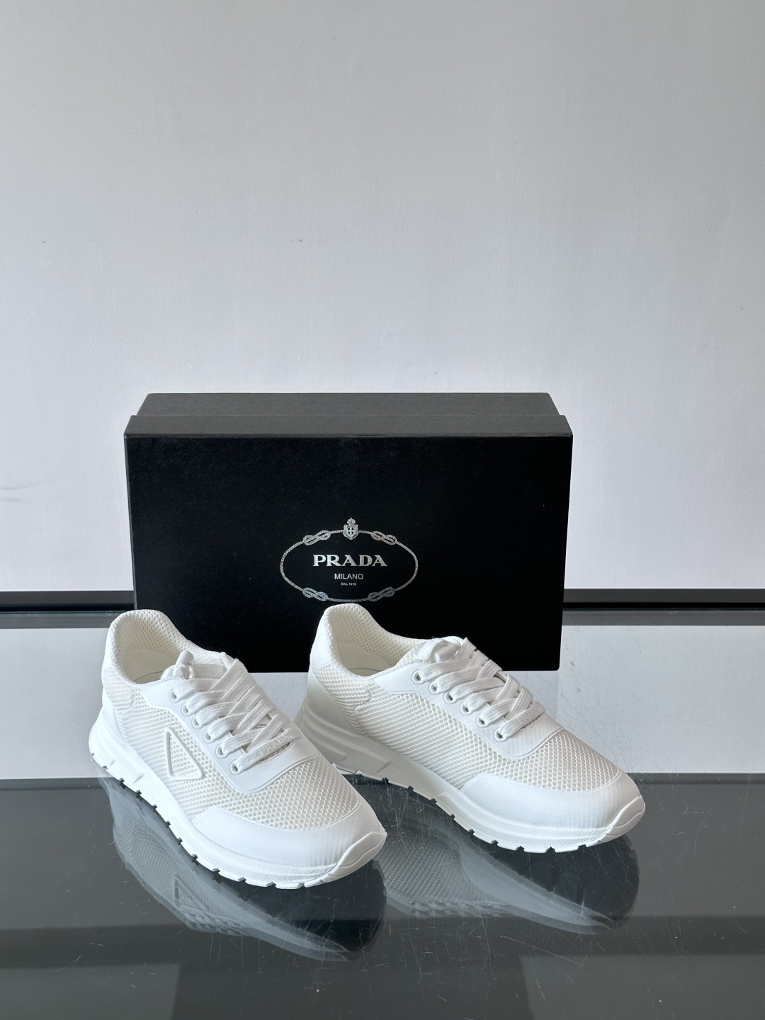 👟Prada男士休闲运动鞋,简约时尚,网布+皮革拼接,透气又有支撑力。橡胶鞋底防滑,日常穿搭或轻运动都OK!鞋侧低调Lo 👟Prada男士休闲运动鞋,简约时尚,网布+皮革拼接,透气又有支撑力。橡胶鞋底防滑,日常穿搭或轻运动都OK!鞋侧低调Lo