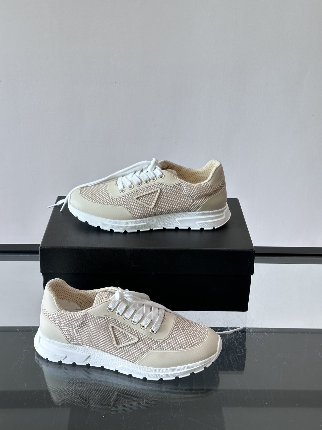 👟Prada男士休闲运动鞋,简约时尚,网布+皮革拼接,透气又有支撑力。橡胶鞋底防滑,日常穿搭或轻运动都OK!鞋侧低调Lo 👟Prada男士休闲运动鞋,简约时尚,网布+皮革拼接,透气又有支撑力。橡胶鞋底防滑,日常穿搭或轻运动都OK!鞋侧低调Lo