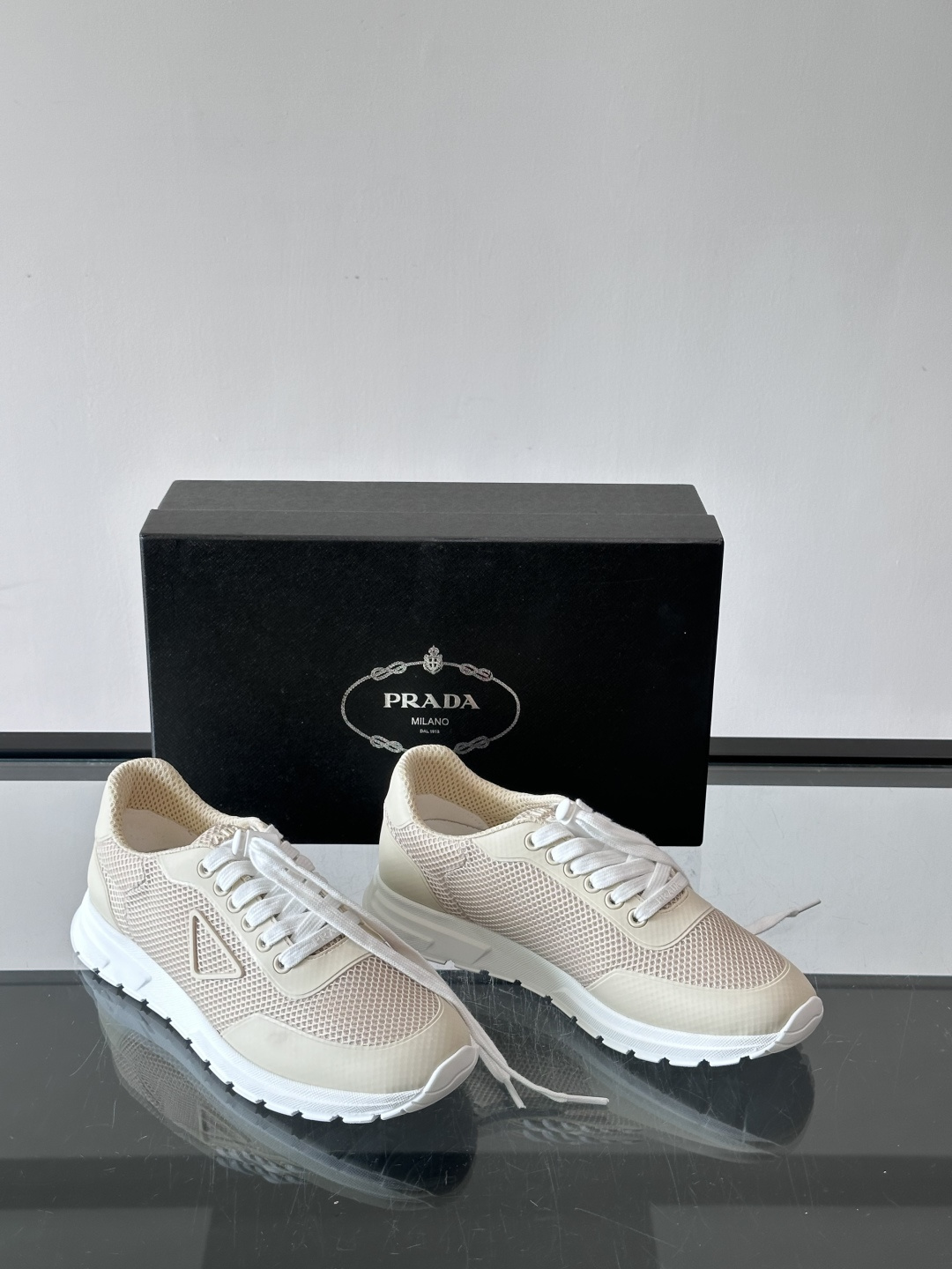 👟Prada男士休闲运动鞋,简约时尚,网布+皮革拼接,透气又有支撑力。橡胶鞋底防滑,日常穿搭或轻运动都OK!鞋侧低调Lo 👟Prada男士休闲运动鞋,简约时尚,网布+皮革拼接,透气又有支撑力。橡胶鞋底防滑,日常穿搭或轻运动都OK!鞋侧低调Lo