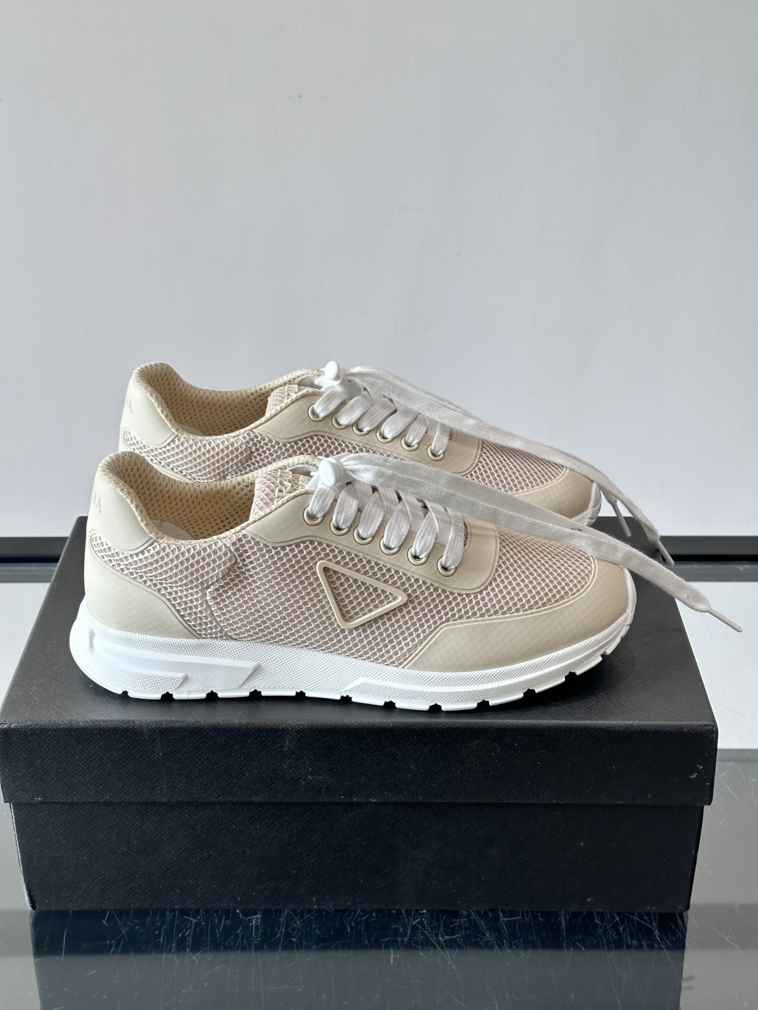 👟Prada男士休闲运动鞋,简约时尚,网布+皮革拼接,透气又有支撑力。橡胶鞋底防滑,日常穿搭或轻运动都OK!鞋侧低调Lo 👟Prada男士休闲运动鞋,简约时尚,网布+皮革拼接,透气又有支撑力。橡胶鞋底防滑,日常穿搭或轻运动都OK!鞋侧低调Lo