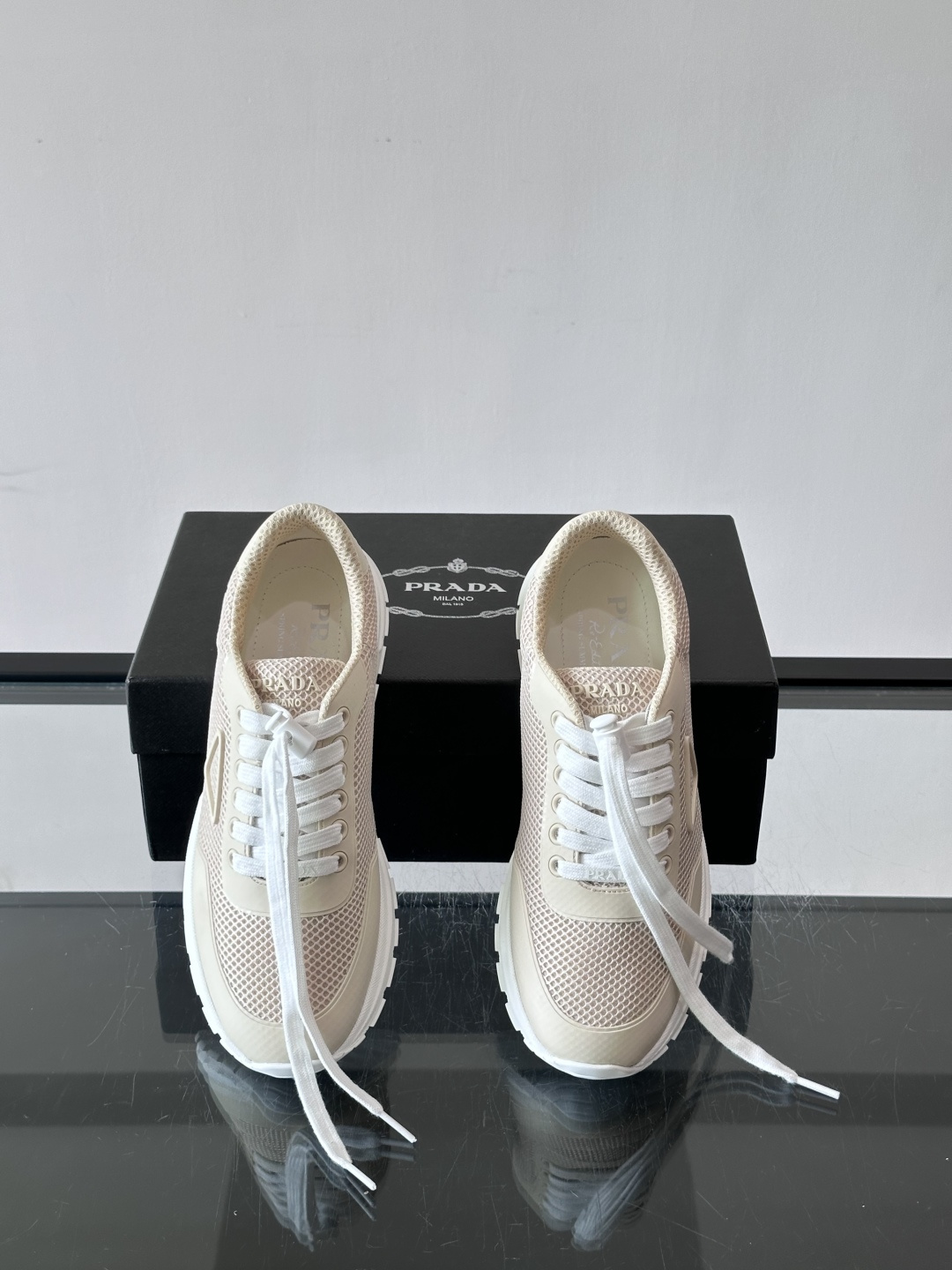 👟Prada男士休闲运动鞋,简约时尚,网布+皮革拼接,透气又有支撑力。橡胶鞋底防滑,日常穿搭或轻运动都OK!鞋侧低调Lo 👟Prada男士休闲运动鞋,简约时尚,网布+皮革拼接,透气又有支撑力。橡胶鞋底防滑,日常穿搭或轻运动都OK!鞋侧低调Lo