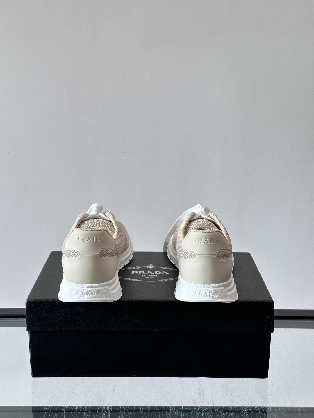 👟Prada男士休闲运动鞋,简约时尚,网布+皮革拼接,透气又有支撑力。橡胶鞋底防滑,日常穿搭或轻运动都OK!鞋侧低调Lo 👟Prada男士休闲运动鞋,简约时尚,网布+皮革拼接,透气又有支撑力。橡胶鞋底防滑,日常穿搭或轻运动都OK!鞋侧低调Lo
