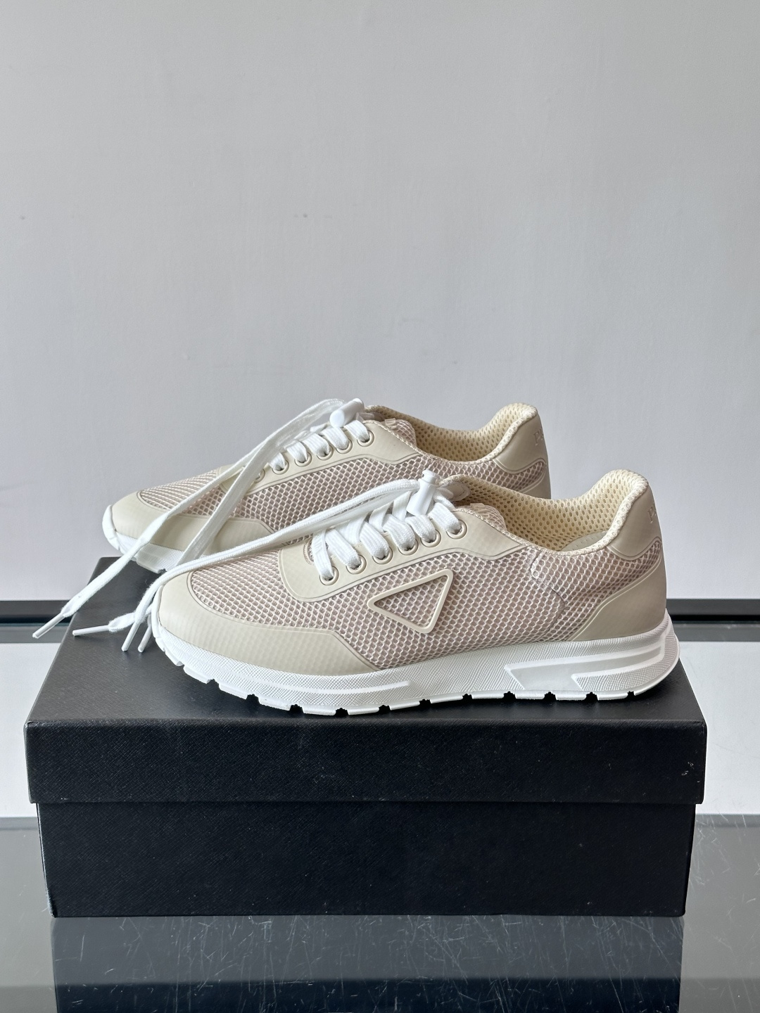 👟Prada男士休闲运动鞋,简约时尚,网布+皮革拼接,透气又有支撑力。橡胶鞋底防滑,日常穿搭或轻运动都OK!鞋侧低调Lo 👟Prada男士休闲运动鞋,简约时尚,网布+皮革拼接,透气又有支撑力。橡胶鞋底防滑,日常穿搭或轻运动都OK!鞋侧低调Lo