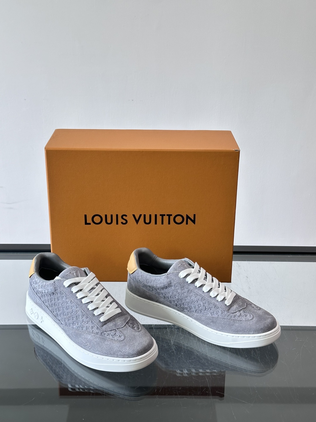 LV FLASH 运动鞋本款 LV Flash 运动鞋为绒面牛皮革压印 Nano Monogram 图案，以流畅线条勾勒