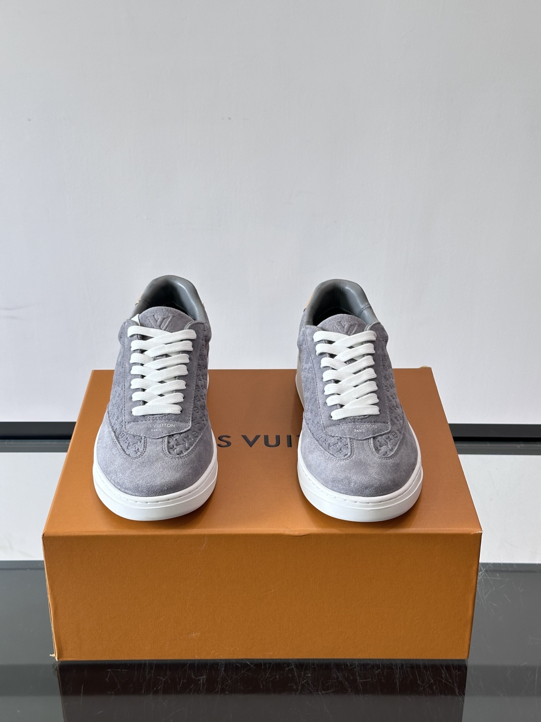 LV FLASH 运动鞋本款 LV Flash 运动鞋为绒面牛皮革压印 Nano Monogram 图案，以流畅线条勾勒