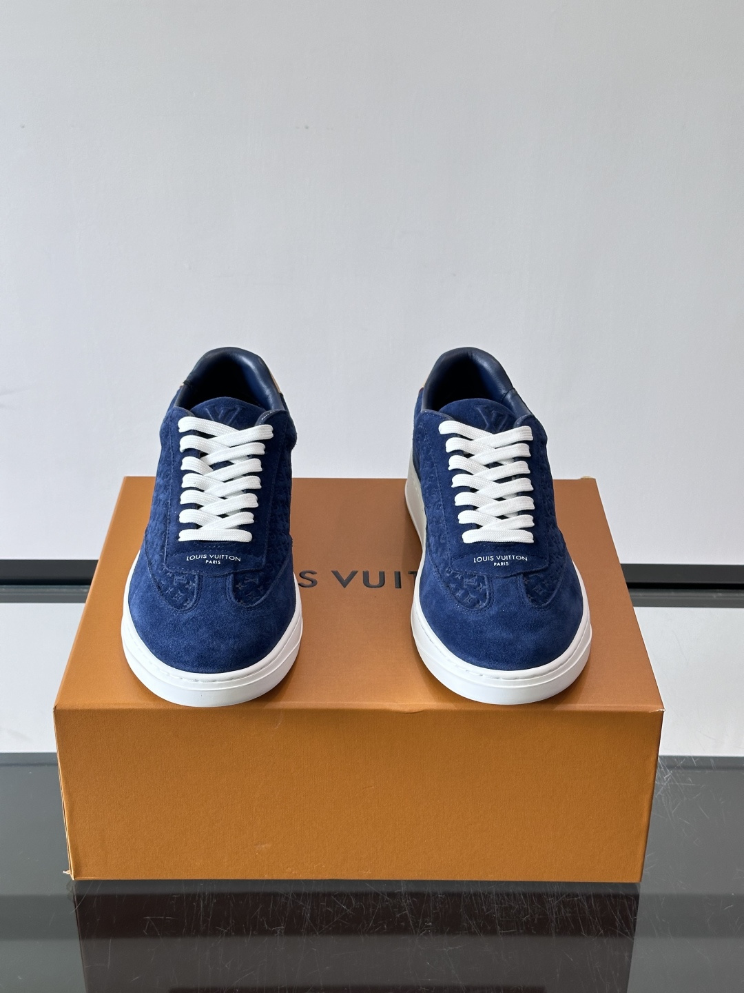 LV FLASH 运动鞋本款 LV Flash 运动鞋为绒面牛皮革压印 Nano Monogram 图案,以流畅线条勾勒 LV FLASH 运动鞋本款 LV Flash 运动鞋为绒面牛皮革压印 Nano Monogram 图案,以流畅线条勾勒