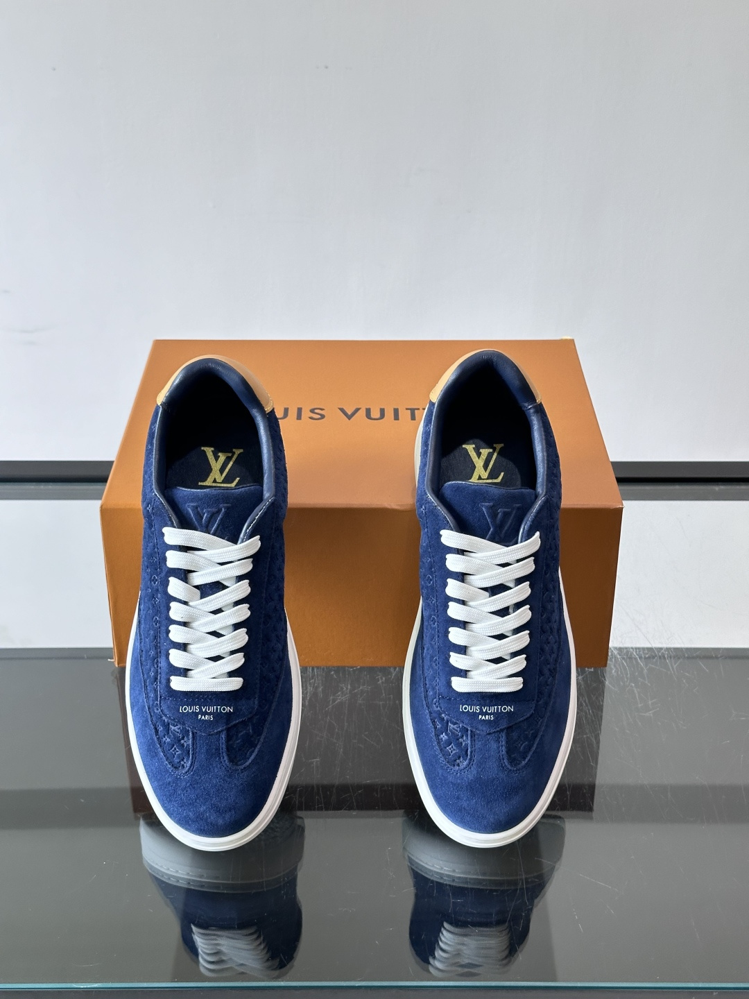 LV FLASH 运动鞋本款 LV Flash 运动鞋为绒面牛皮革压印 Nano Monogram 图案,以流畅线条勾勒 LV FLASH 运动鞋本款 LV Flash 运动鞋为绒面牛皮革压印 Nano Monogram 图案,以流畅线条勾勒