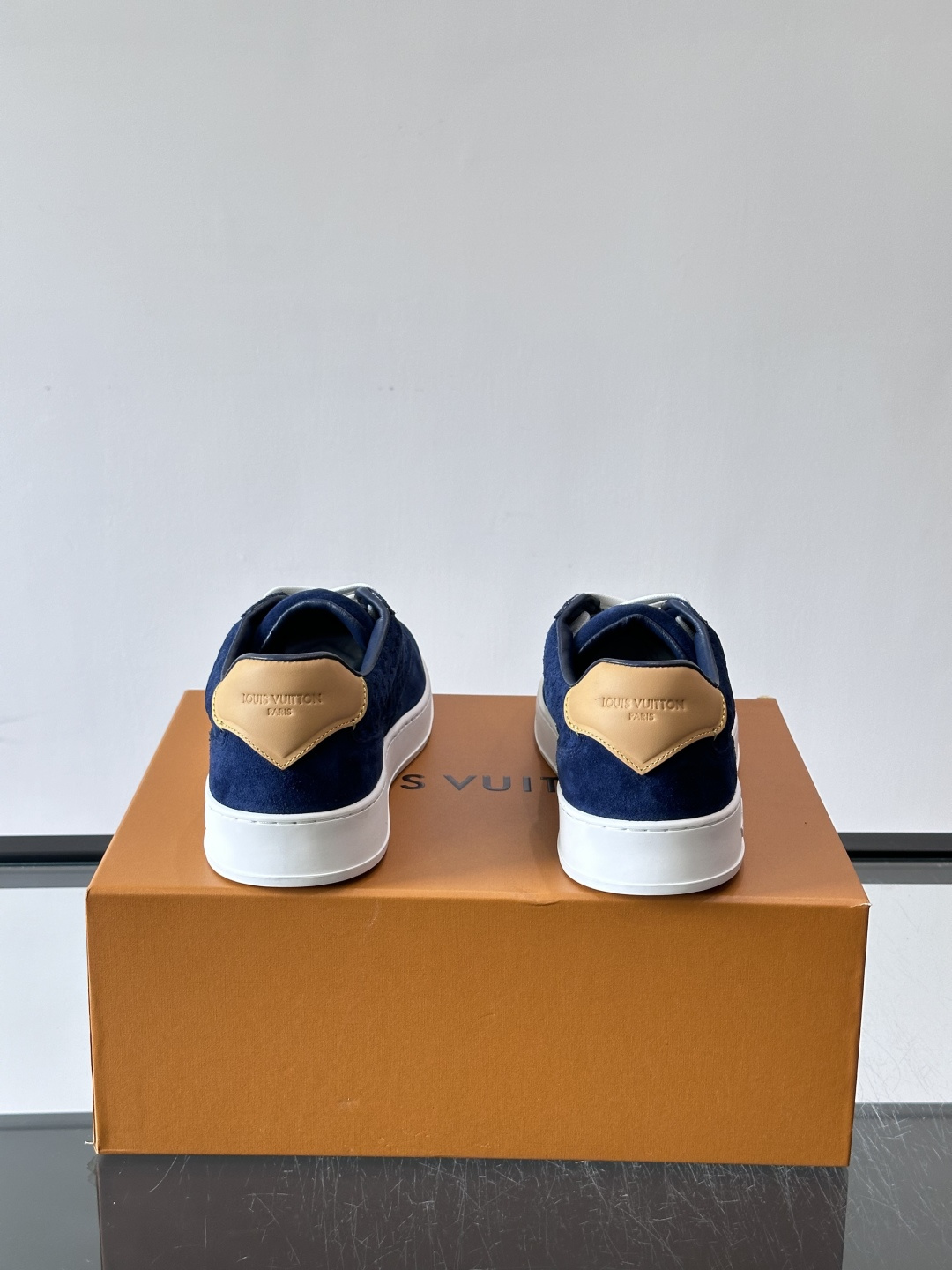 LV FLASH 运动鞋本款 LV Flash 运动鞋为绒面牛皮革压印 Nano Monogram 图案,以流畅线条勾勒 LV FLASH 运动鞋本款 LV Flash 运动鞋为绒面牛皮革压印 Nano Monogram 图案,以流畅线条勾勒