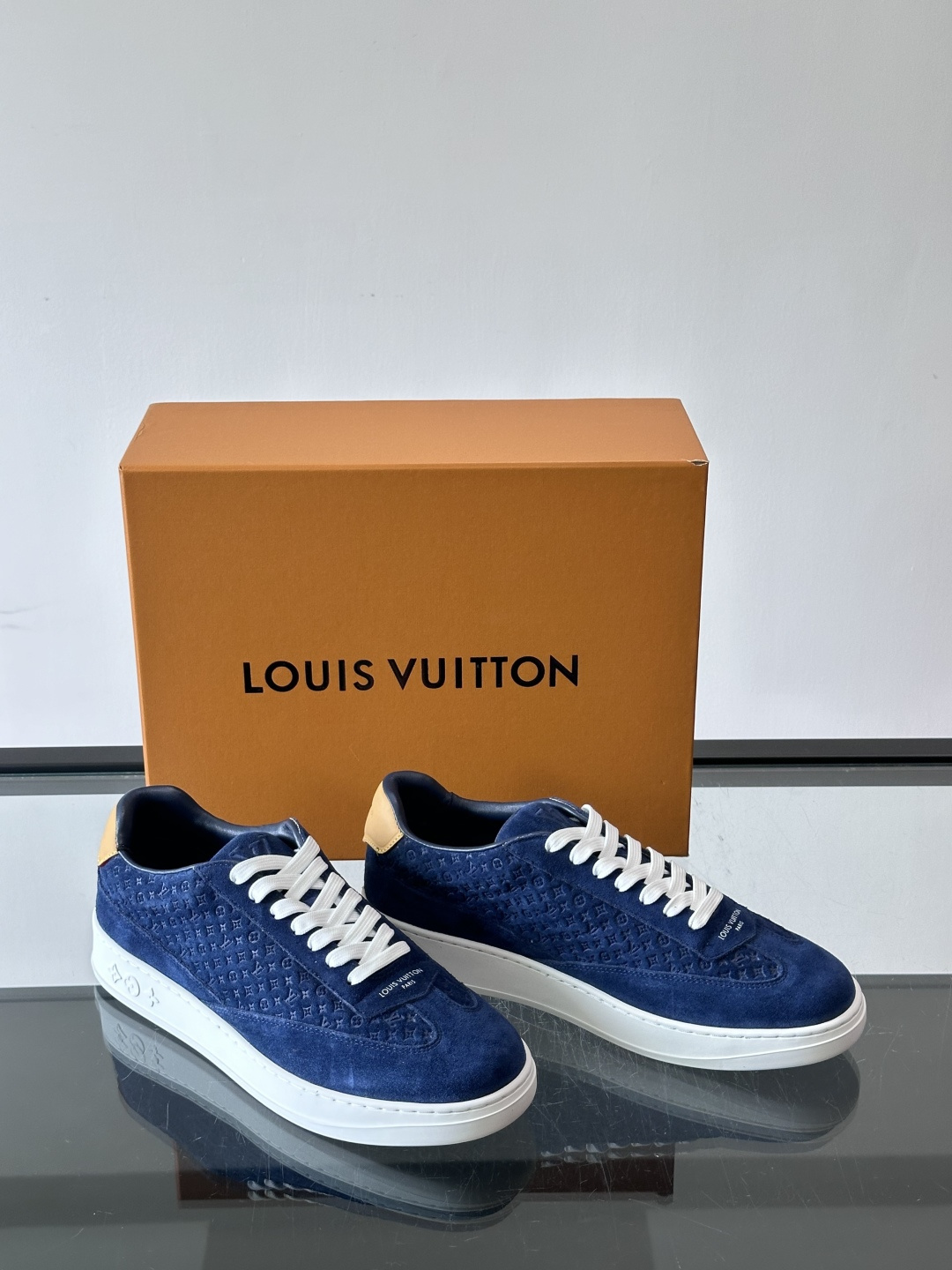 LV FLASH 运动鞋本款 LV Flash 运动鞋为绒面牛皮革压印 Nano Monogram 图案,以流畅线条勾勒 LV FLASH 运动鞋本款 LV Flash 运动鞋为绒面牛皮革压印 Nano Monogram 图案,以流畅线条勾勒