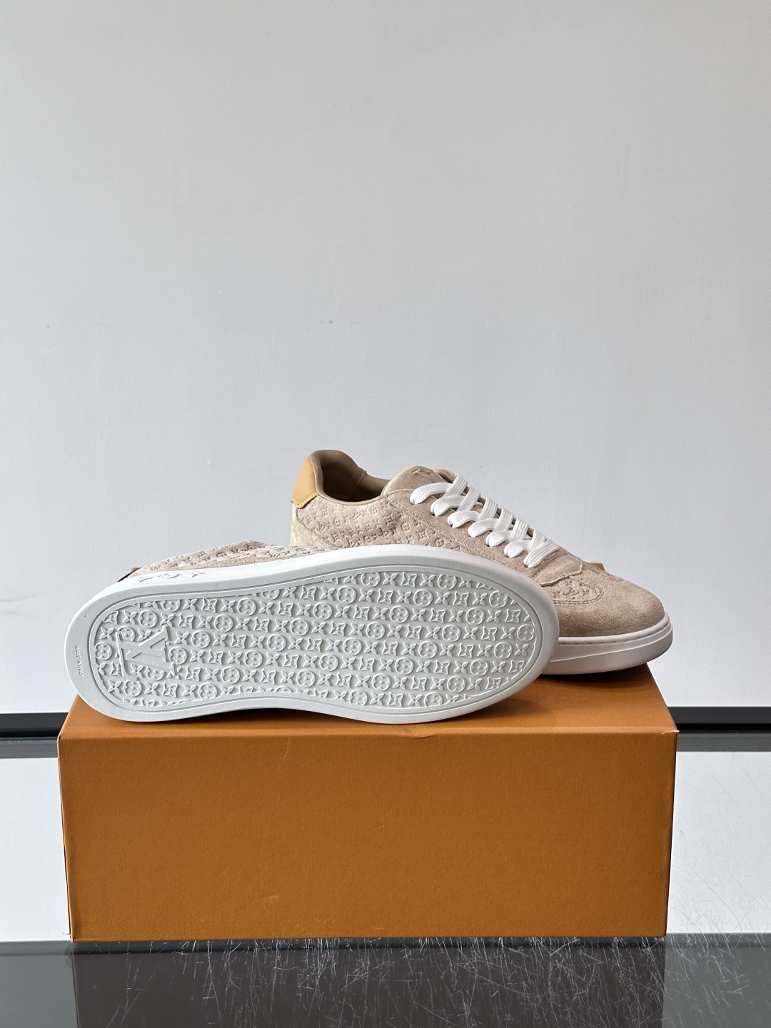 LV FLASH 运动鞋本款 LV Flash 运动鞋为绒面牛皮革压印 Nano Monogram 图案,以流畅线条勾勒 LV FLASH 运动鞋本款 LV Flash 运动鞋为绒面牛皮革压印 Nano Monogram 图案,以流畅线条勾勒