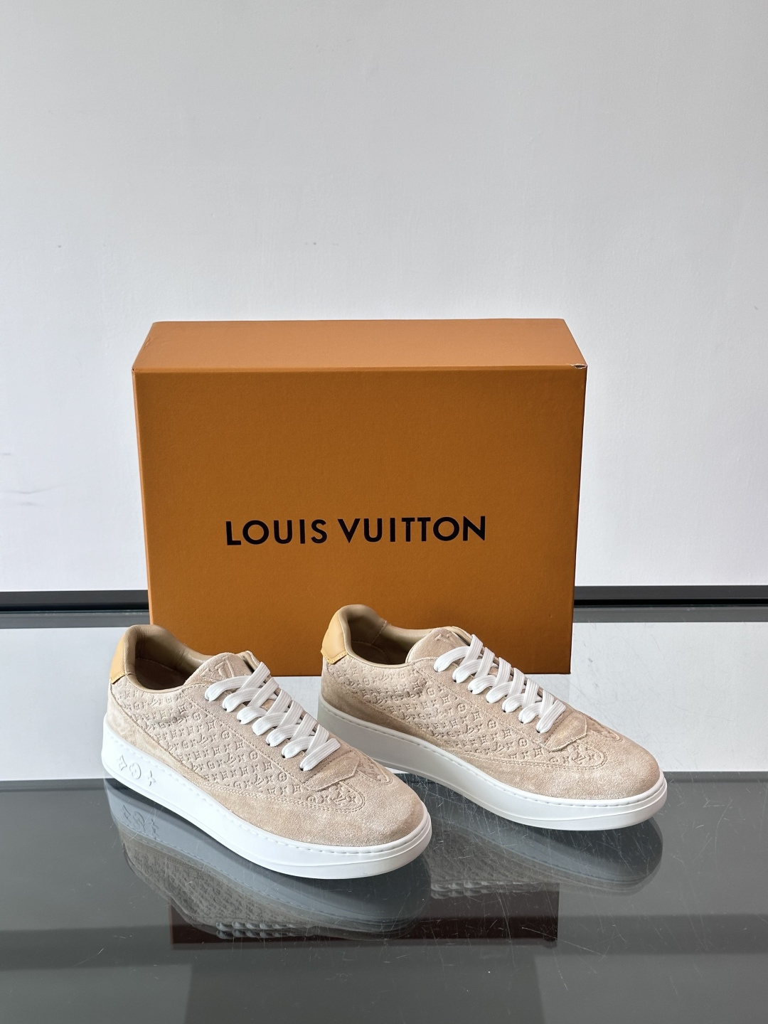 LV FLASH 运动鞋本款 LV Flash 运动鞋为绒面牛皮革压印 Nano Monogram 图案,以流畅线条勾勒 LV FLASH 运动鞋本款 LV Flash 运动鞋为绒面牛皮革压印 Nano Monogram 图案,以流畅线条勾勒