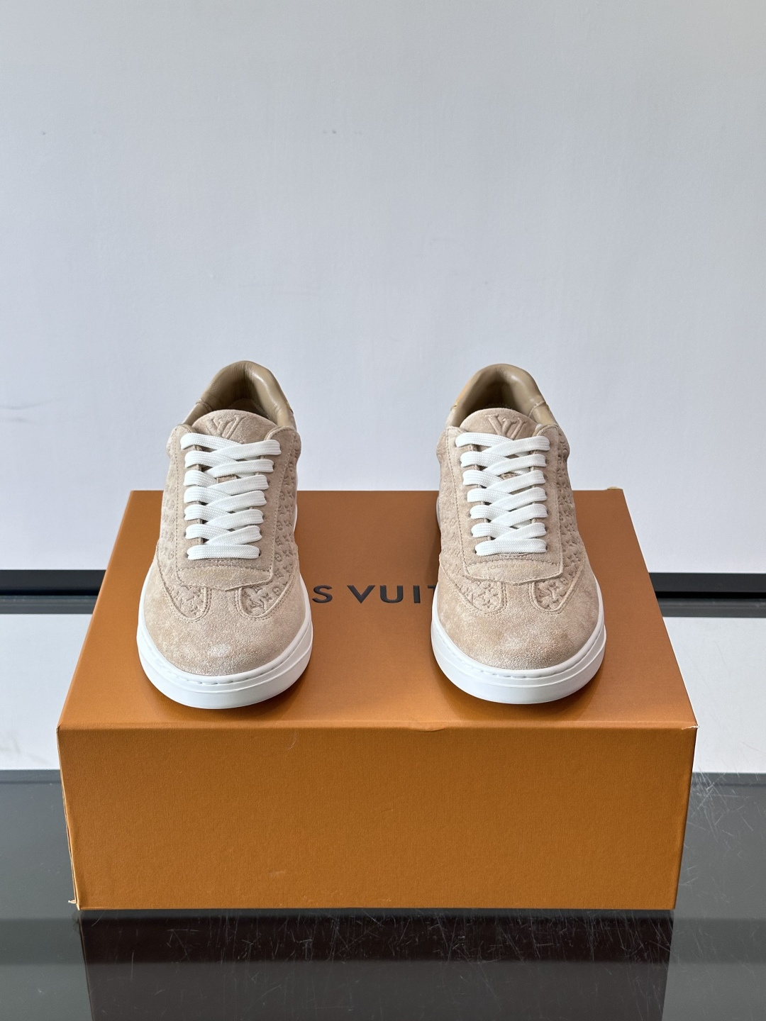 LV FLASH 运动鞋本款 LV Flash 运动鞋为绒面牛皮革压印 Nano Monogram 图案,以流畅线条勾勒 LV FLASH 运动鞋本款 LV Flash 运动鞋为绒面牛皮革压印 Nano Monogram 图案,以流畅线条勾勒