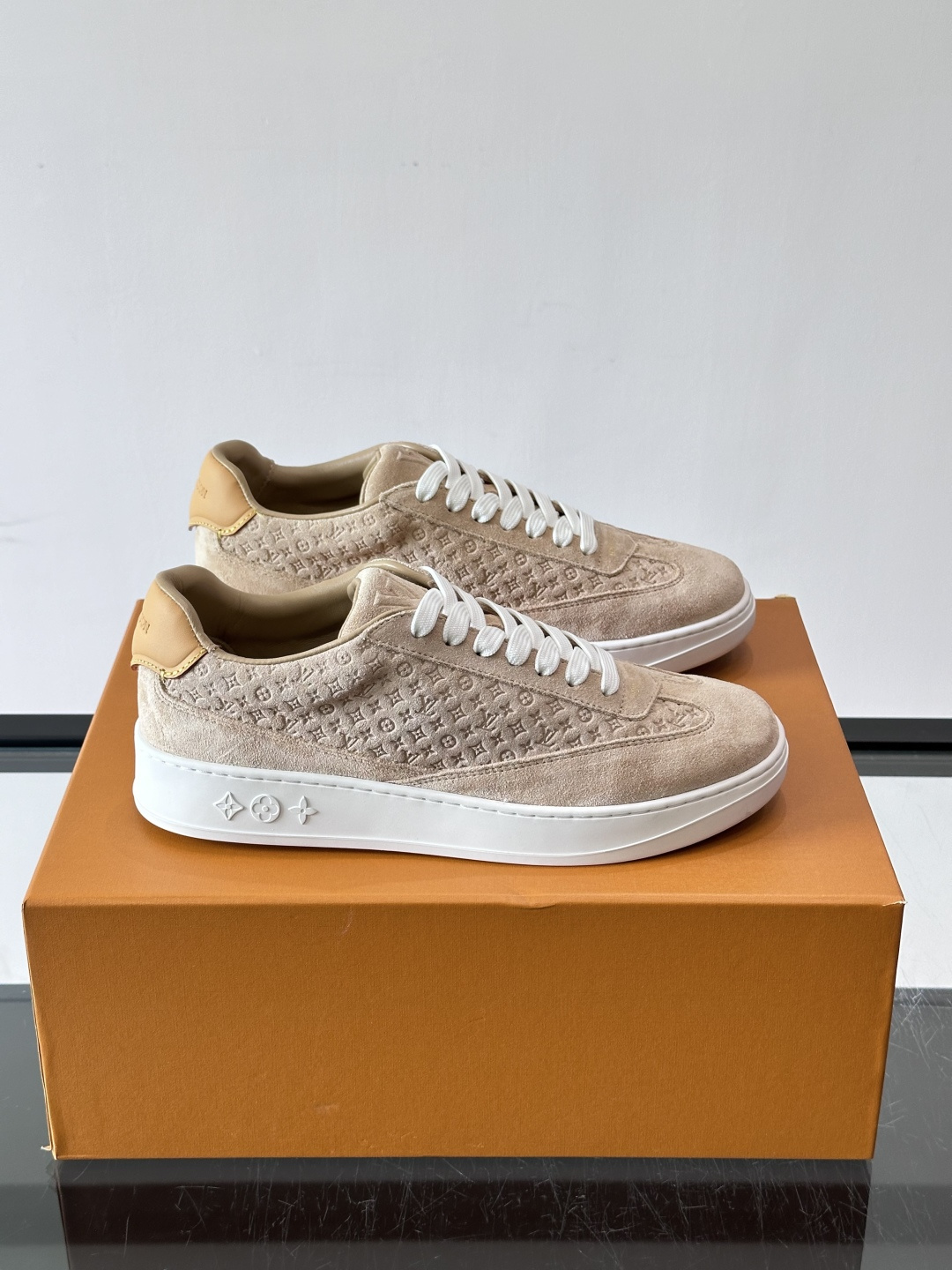 LV FLASH 运动鞋本款 LV Flash 运动鞋为绒面牛皮革压印 Nano Monogram 图案,以流畅线条勾勒 LV FLASH 运动鞋本款 LV Flash 运动鞋为绒面牛皮革压印 Nano Monogram 图案,以流畅线条勾勒