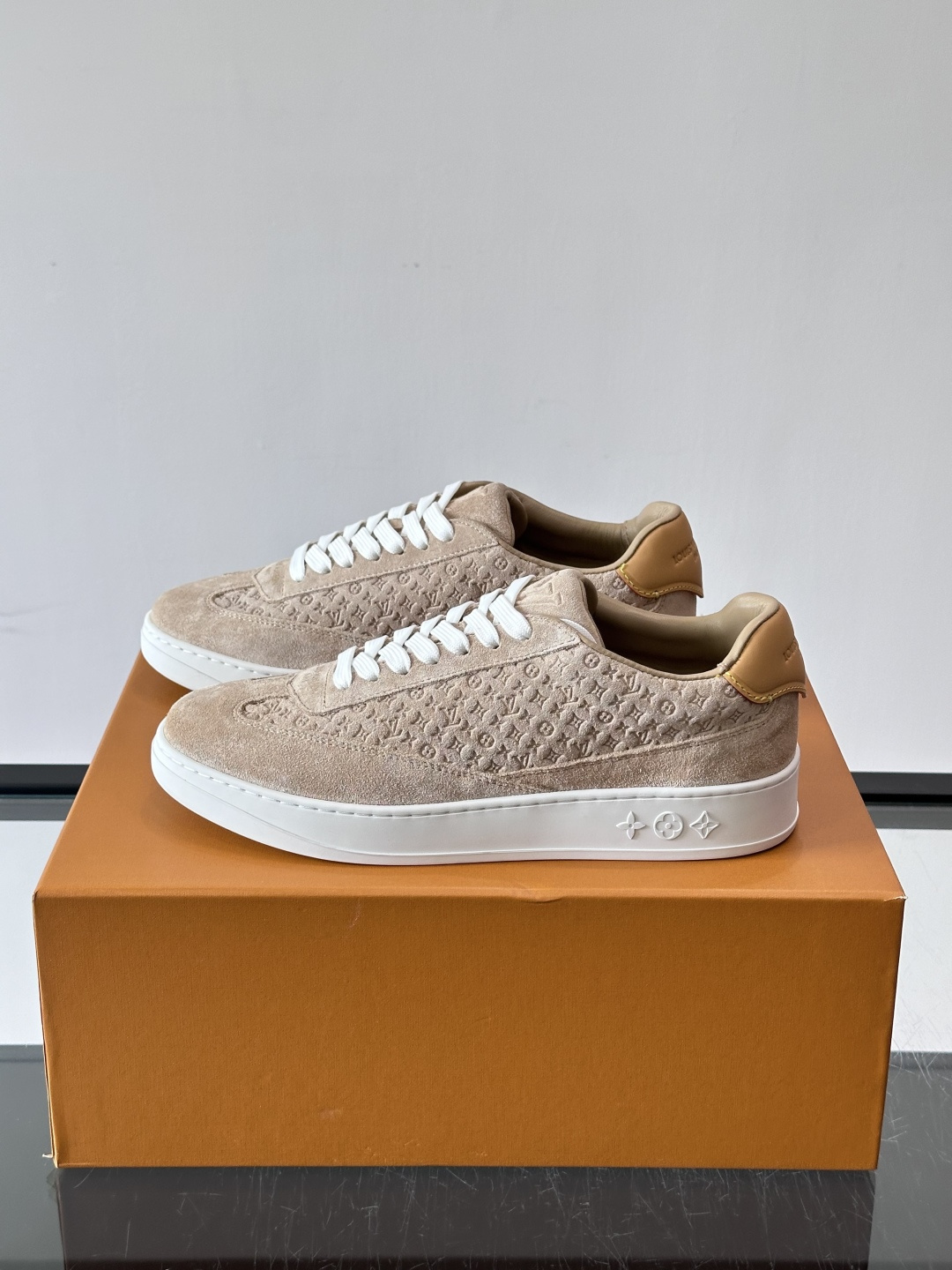LV FLASH 运动鞋本款 LV Flash 运动鞋为绒面牛皮革压印 Nano Monogram 图案,以流畅线条勾勒 LV FLASH 运动鞋本款 LV Flash 运动鞋为绒面牛皮革压印 Nano Monogram 图案,以流畅线条勾勒