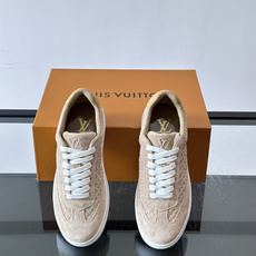 LV FLASH 运动鞋本款 LV Flash 运动鞋为绒面牛皮革压印 Nano Monogram 图案,以流畅线条勾勒 LV FLASH 运动鞋本款 LV Flash 运动鞋为绒面牛皮革压印 Nano Monogram 图案,以流畅线条勾勒