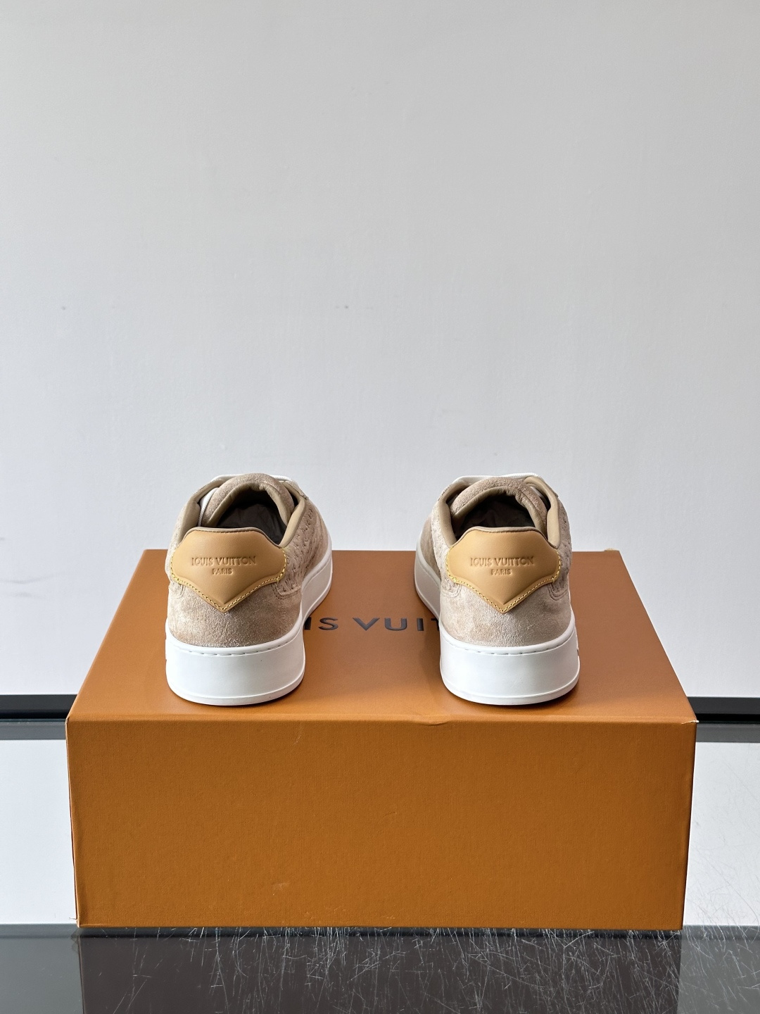 LV FLASH 运动鞋本款 LV Flash 运动鞋为绒面牛皮革压印 Nano Monogram 图案,以流畅线条勾勒 LV FLASH 运动鞋本款 LV Flash 运动鞋为绒面牛皮革压印 Nano Monogram 图案,以流畅线条勾勒