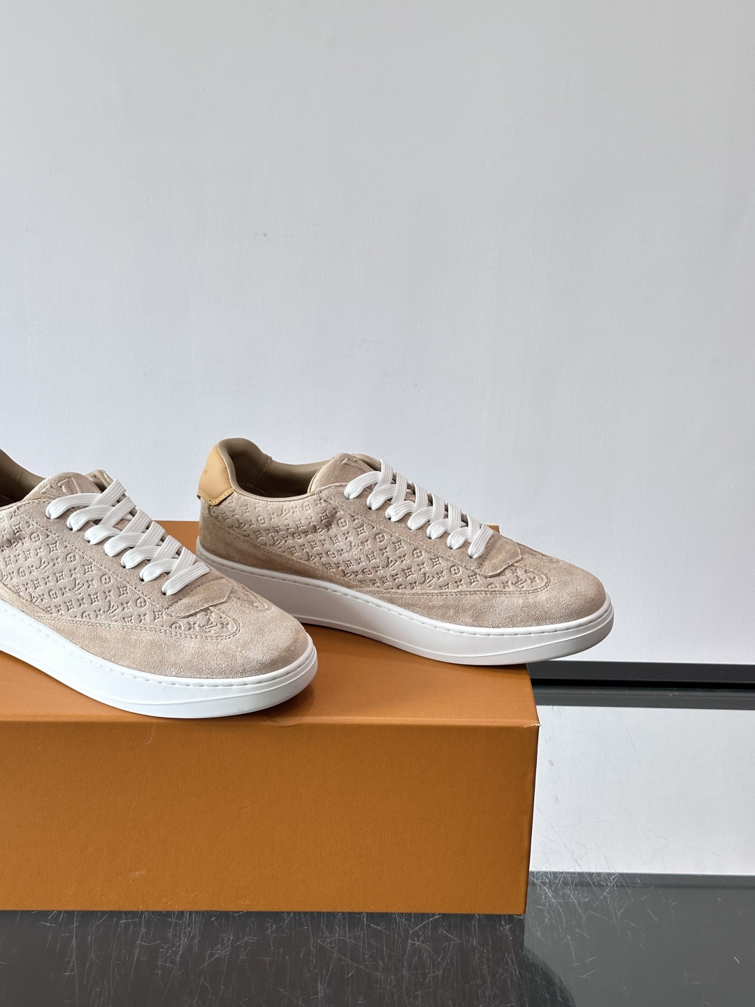 LV FLASH 运动鞋本款 LV Flash 运动鞋为绒面牛皮革压印 Nano Monogram 图案,以流畅线条勾勒 LV FLASH 运动鞋本款 LV Flash 运动鞋为绒面牛皮革压印 Nano Monogram 图案,以流畅线条勾勒
