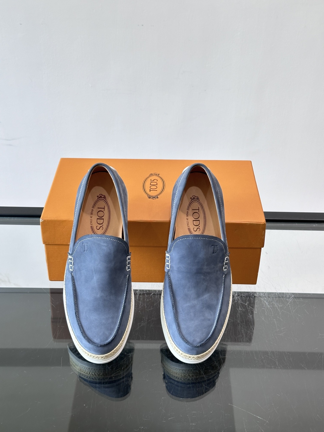 TOD’S/托德斯新款男士乐福休闲鞋,这款鞋选用翻毛皮制成,橡胶大底尽显品牌元素,轻松提升日常造型。原版1:1开发,优雅 TOD’S/托德斯新款男士乐福休闲鞋,这款鞋选用翻毛皮制成,橡胶大底尽显品牌元素,轻松提升日常造型。原版1:1开发,优雅