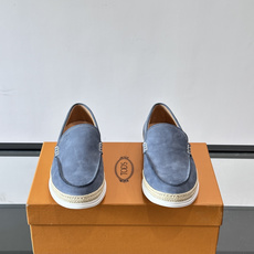 TOD’S/托德斯新款男士乐福休闲鞋,这款鞋选用翻毛皮制成,橡胶大底尽显品牌元素,轻松提升日常造型。原版1:1开发,优雅 TOD’S/托德斯新款男士乐福休闲鞋,这款鞋选用翻毛皮制成,橡胶大底尽显品牌元素,轻松提升日常造型。原版1:1开发,优雅