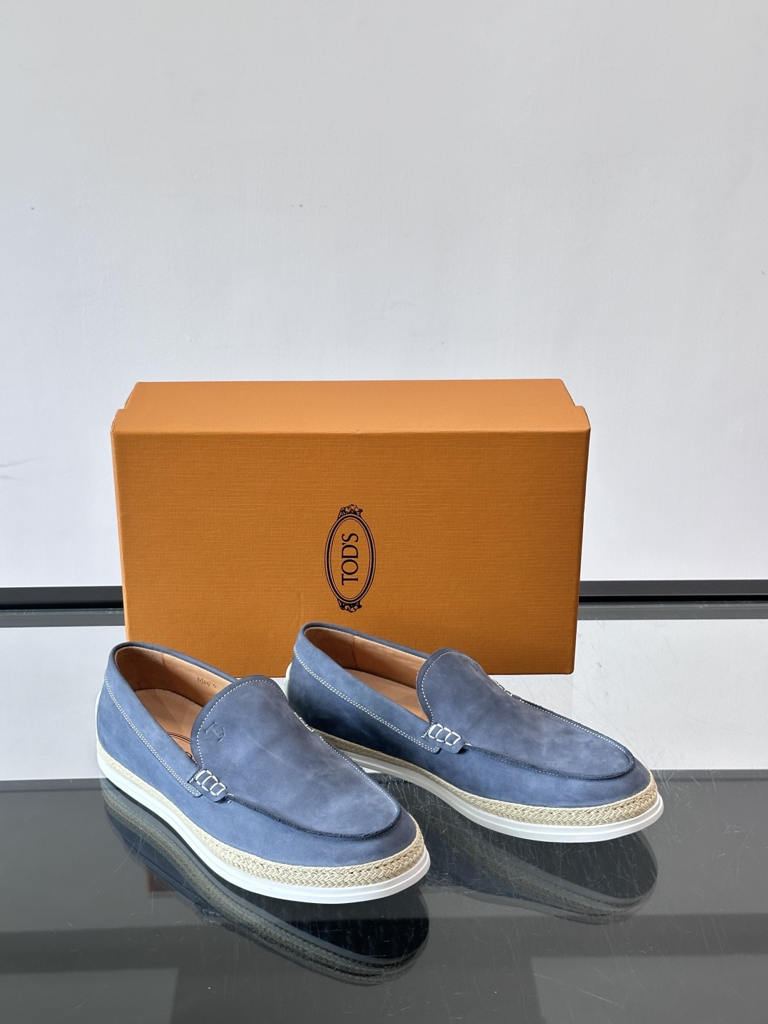 TOD’S/托德斯新款男士乐福休闲鞋,这款鞋选用翻毛皮制成,橡胶大底尽显品牌元素,轻松提升日常造型。原版1:1开发,优雅 TOD’S/托德斯新款男士乐福休闲鞋,这款鞋选用翻毛皮制成,橡胶大底尽显品牌元素,轻松提升日常造型。原版1:1开发,优雅