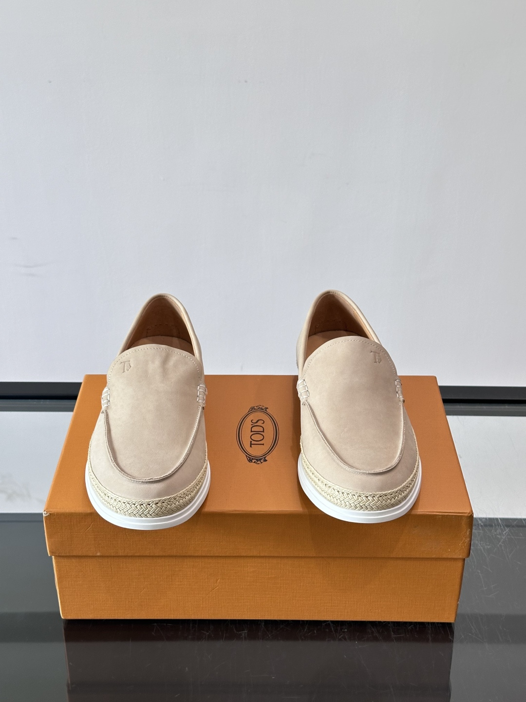 TOD’S/托德斯新款男士乐福休闲鞋，这款鞋选用翻毛皮制成，橡胶大底尽显品牌元素，轻松提升日常造型。原版1：1开发，优雅