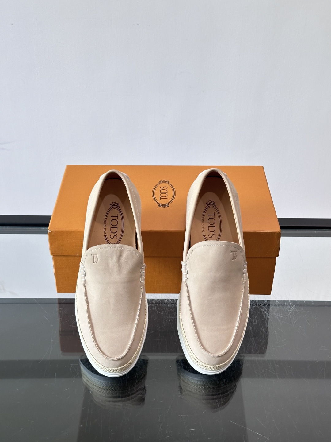 TOD’S/托德斯新款男士乐福休闲鞋，这款鞋选用翻毛皮制成，橡胶大底尽显品牌元素，轻松提升日常造型。原版1：1开发，优雅