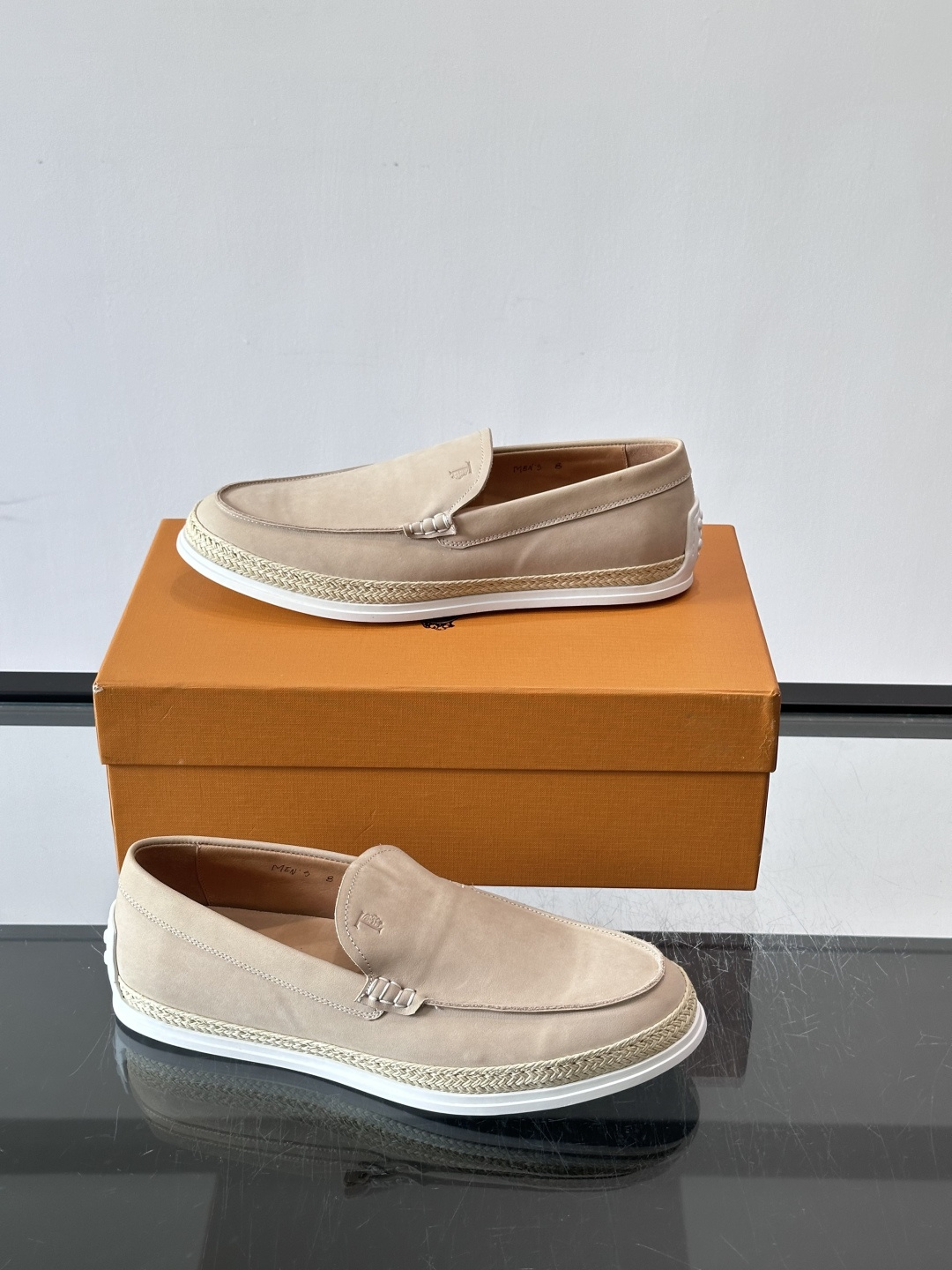 TOD’S/托德斯新款男士乐福休闲鞋，这款鞋选用翻毛皮制成，橡胶大底尽显品牌元素，轻松提升日常造型。原版1：1开发，优雅