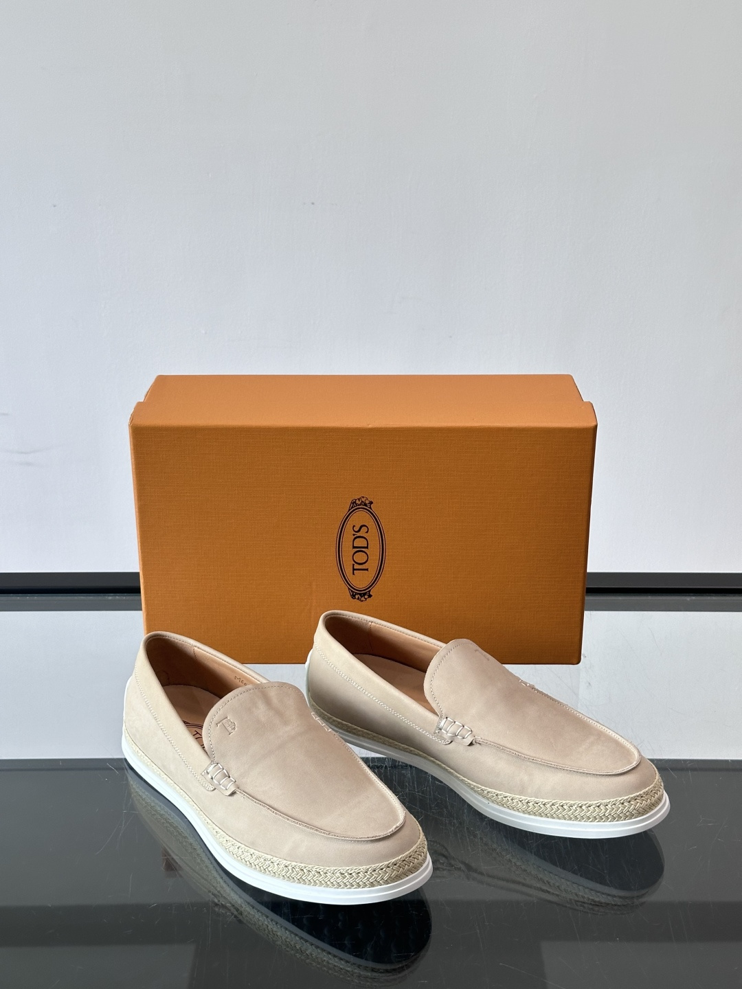 TOD’S/托德斯新款男士乐福休闲鞋，这款鞋选用翻毛皮制成，橡胶大底尽显品牌元素，轻松提升日常造型。原版1：1开发，优雅