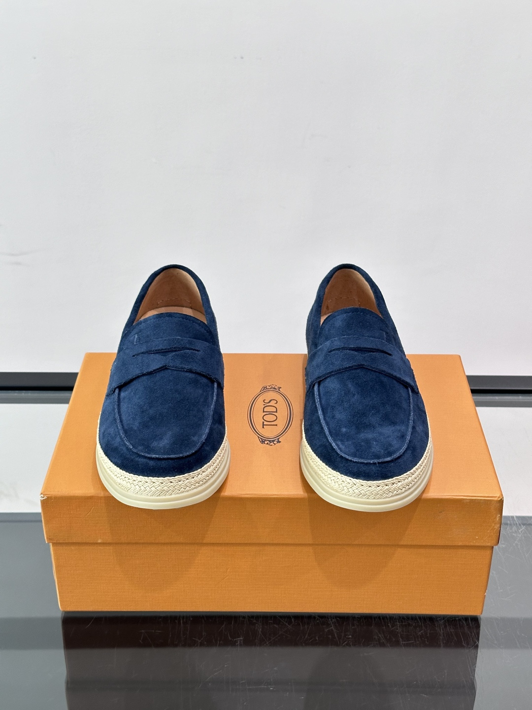 TOD’S/托德斯新款男士乐福休闲鞋,这款鞋选用翻毛皮制成,橡胶大底尽显品牌元素,轻松提升日常造型。原版1:1开发,优雅 TOD’S/托德斯新款男士乐福休闲鞋,这款鞋选用翻毛皮制成,橡胶大底尽显品牌元素,轻松提升日常造型。原版1:1开发,优雅