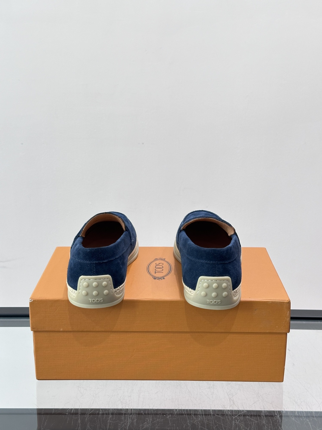 TOD’S/托德斯新款男士乐福休闲鞋,这款鞋选用翻毛皮制成,橡胶大底尽显品牌元素,轻松提升日常造型。原版1:1开发,优雅 TOD’S/托德斯新款男士乐福休闲鞋,这款鞋选用翻毛皮制成,橡胶大底尽显品牌元素,轻松提升日常造型。原版1:1开发,优雅