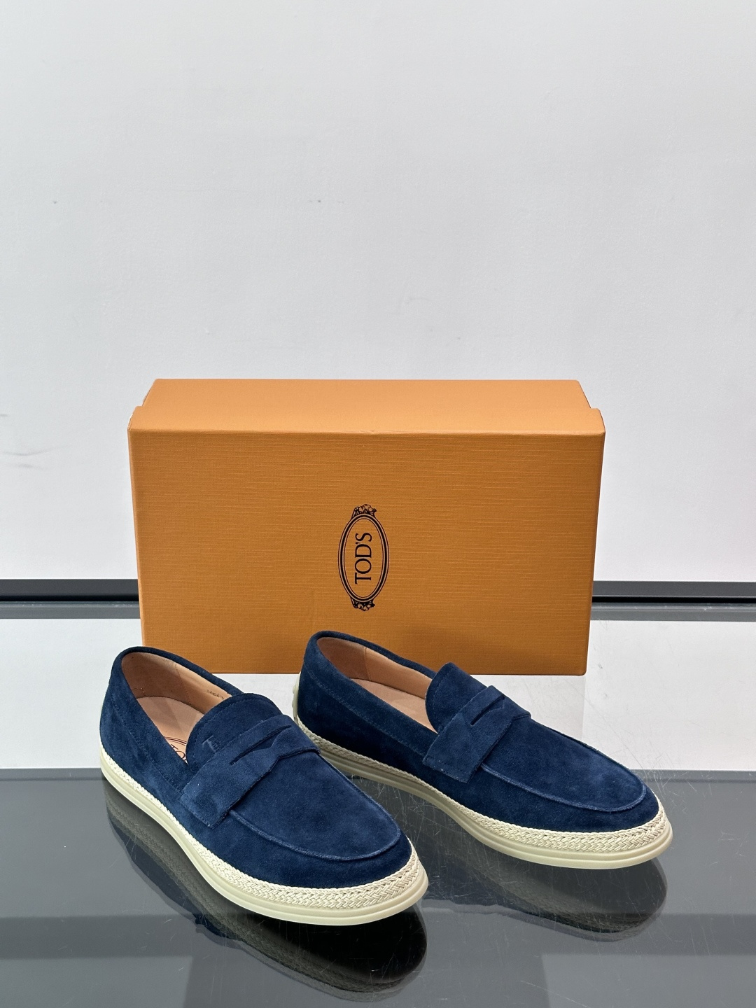 TOD’S/托德斯新款男士乐福休闲鞋,这款鞋选用翻毛皮制成,橡胶大底尽显品牌元素,轻松提升日常造型。原版1:1开发,优雅 TOD’S/托德斯新款男士乐福休闲鞋,这款鞋选用翻毛皮制成,橡胶大底尽显品牌元素,轻松提升日常造型。原版1:1开发,优雅
