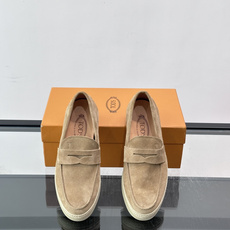 TOD’S/托德斯新款男士乐福休闲鞋,这款鞋选用翻毛皮制成,橡胶大底尽显品牌元素,轻松提升日常造型。原版1:1开发,优雅 TOD’S/托德斯新款男士乐福休闲鞋,这款鞋选用翻毛皮制成,橡胶大底尽显品牌元素,轻松提升日常造型。原版1:1开发,优雅
