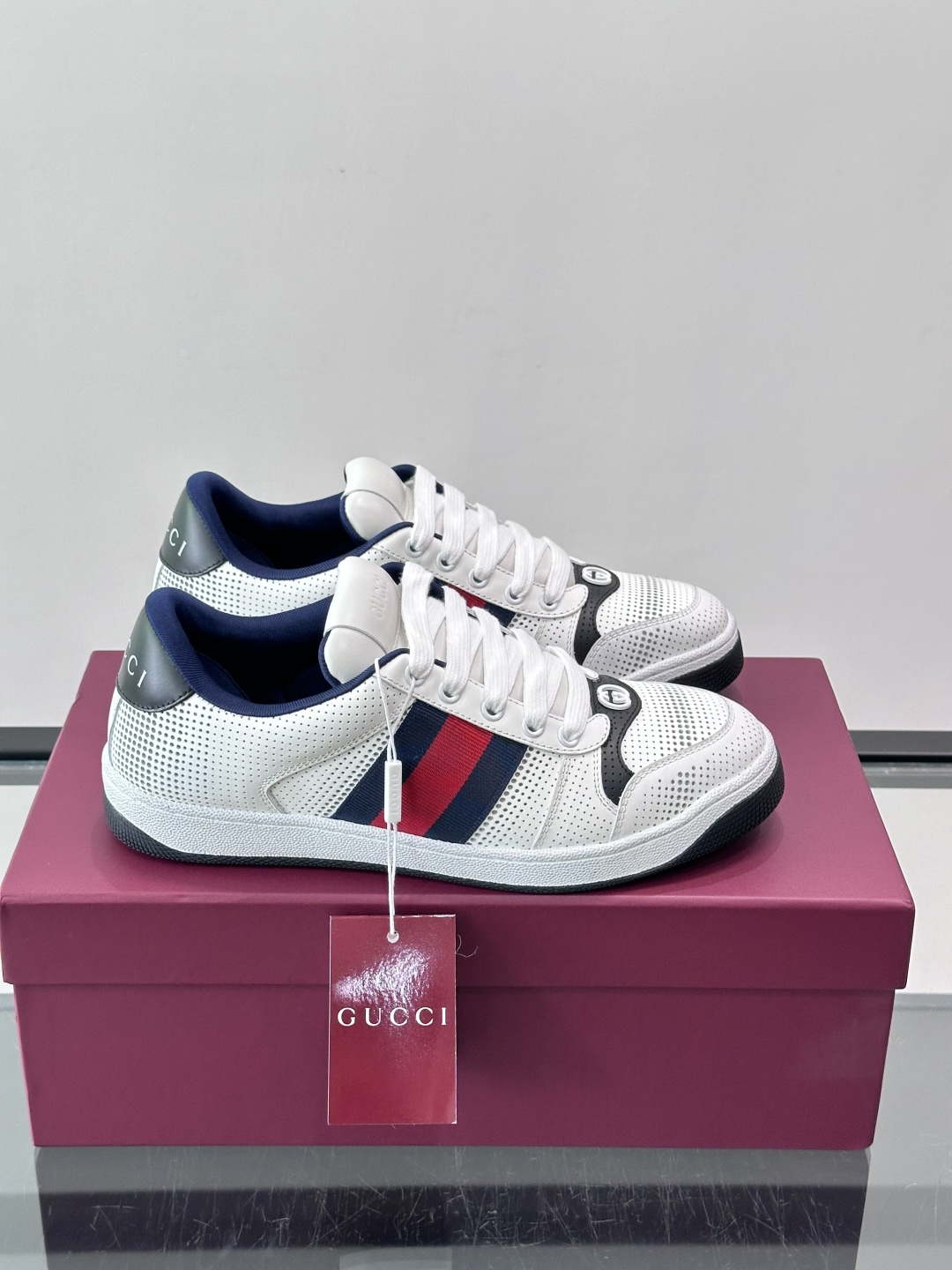 Gu~i🆕低帮运动鞋系列®复古小脏鞋〰️🔜这款运动鞋以70年代经典运动鞋为灵感原型🔸复古学院风款式与融入怀旧运动服风格的 Gu~i🆕低帮运动鞋系列®复古小脏鞋〰️🔜这款运动鞋以70年代经典运动鞋为灵感原型🔸复古学院风款式与融入怀旧运动服风格的