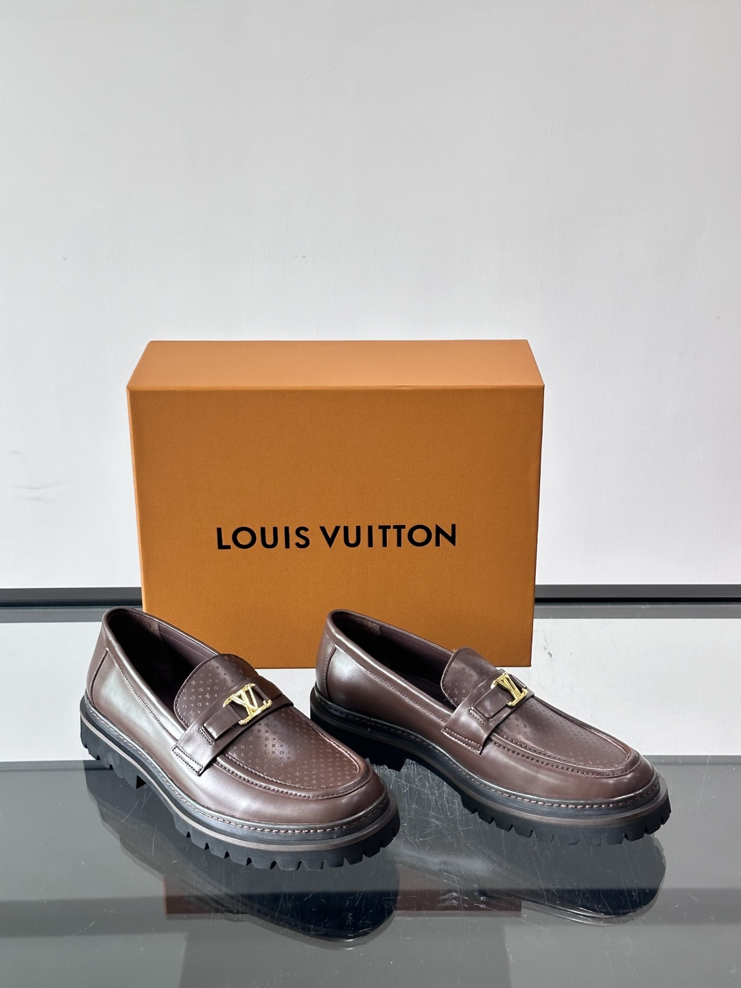 👞LV男士乐福鞋,选用优质植鞣小牛皮,质感细腻耐用。鞋面金属LV标志,品牌辨识度超高✨。经典一脚蹬设计,穿脱方便,日常通 👞LV男士乐福鞋,选用优质植鞣小牛皮,质感细腻耐用。鞋面金属LV标志,品牌辨识度超高✨。经典一脚蹬设计,穿脱方便,日常通