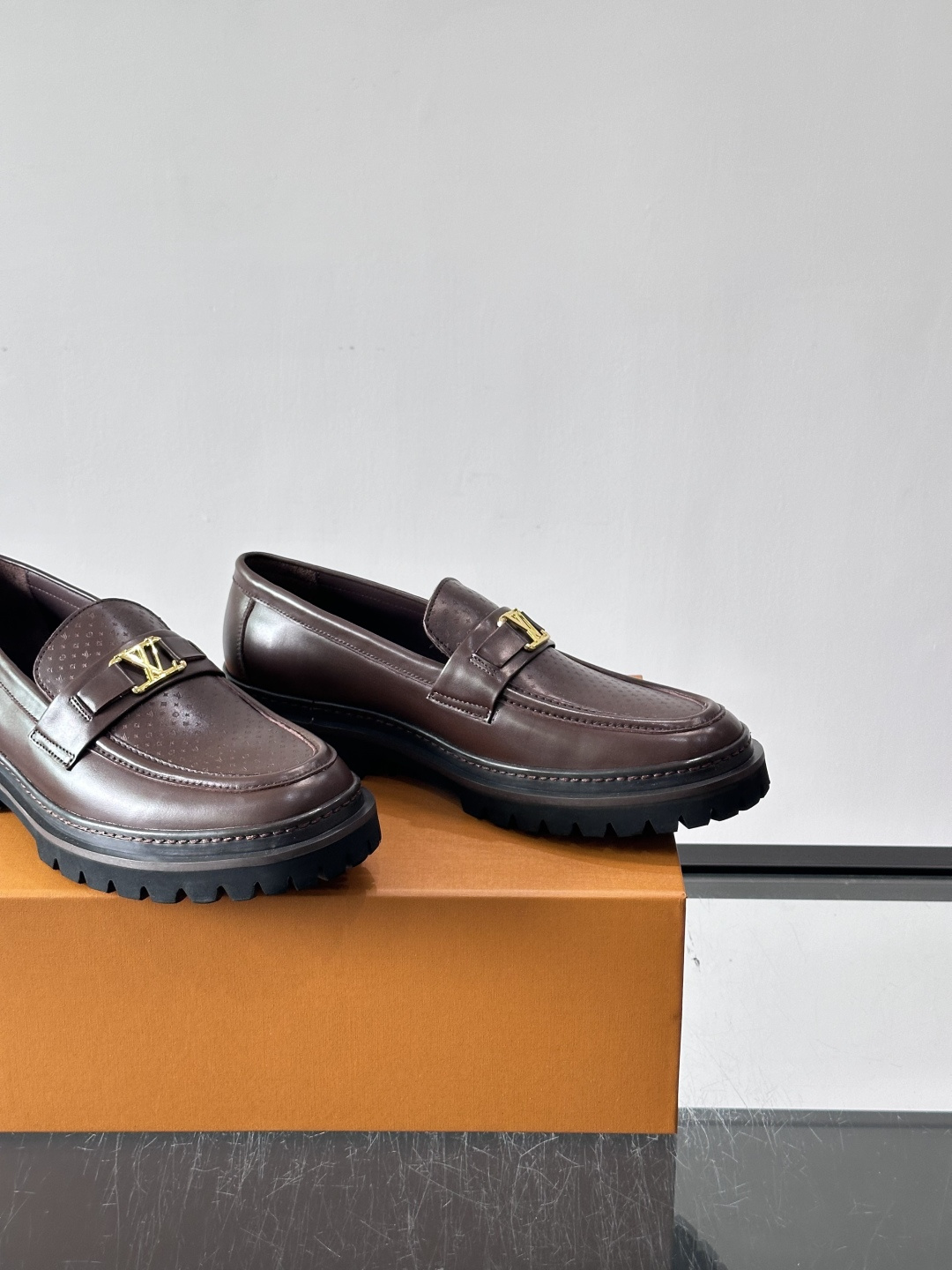 👞LV男士乐福鞋,选用优质植鞣小牛皮,质感细腻耐用。鞋面金属LV标志,品牌辨识度超高✨。经典一脚蹬设计,穿脱方便,日常通 👞LV男士乐福鞋,选用优质植鞣小牛皮,质感细腻耐用。鞋面金属LV标志,品牌辨识度超高✨。经典一脚蹬设计,穿脱方便,日常通