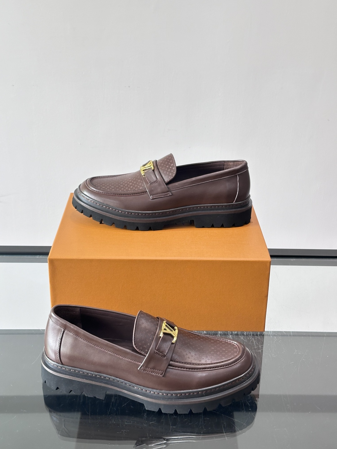👞LV男士乐福鞋,选用优质植鞣小牛皮,质感细腻耐用。鞋面金属LV标志,品牌辨识度超高✨。经典一脚蹬设计,穿脱方便,日常通 👞LV男士乐福鞋,选用优质植鞣小牛皮,质感细腻耐用。鞋面金属LV标志,品牌辨识度超高✨。经典一脚蹬设计,穿脱方便,日常通