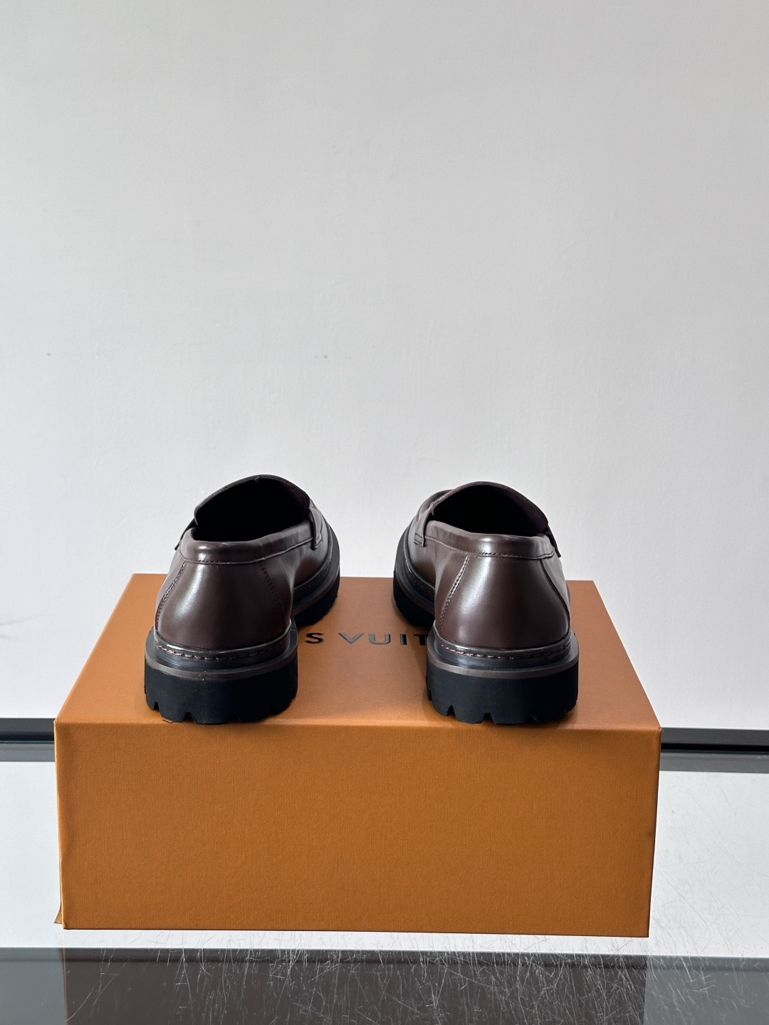 👞LV男士乐福鞋,选用优质植鞣小牛皮,质感细腻耐用。鞋面金属LV标志,品牌辨识度超高✨。经典一脚蹬设计,穿脱方便,日常通 👞LV男士乐福鞋,选用优质植鞣小牛皮,质感细腻耐用。鞋面金属LV标志,品牌辨识度超高✨。经典一脚蹬设计,穿脱方便,日常通