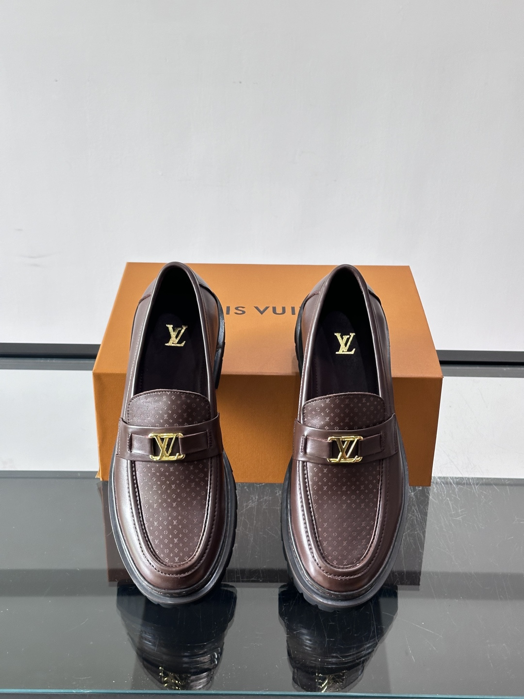 👞LV男士乐福鞋,选用优质植鞣小牛皮,质感细腻耐用。鞋面金属LV标志,品牌辨识度超高✨。经典一脚蹬设计,穿脱方便,日常通 👞LV男士乐福鞋,选用优质植鞣小牛皮,质感细腻耐用。鞋面金属LV标志,品牌辨识度超高✨。经典一脚蹬设计,穿脱方便,日常通
