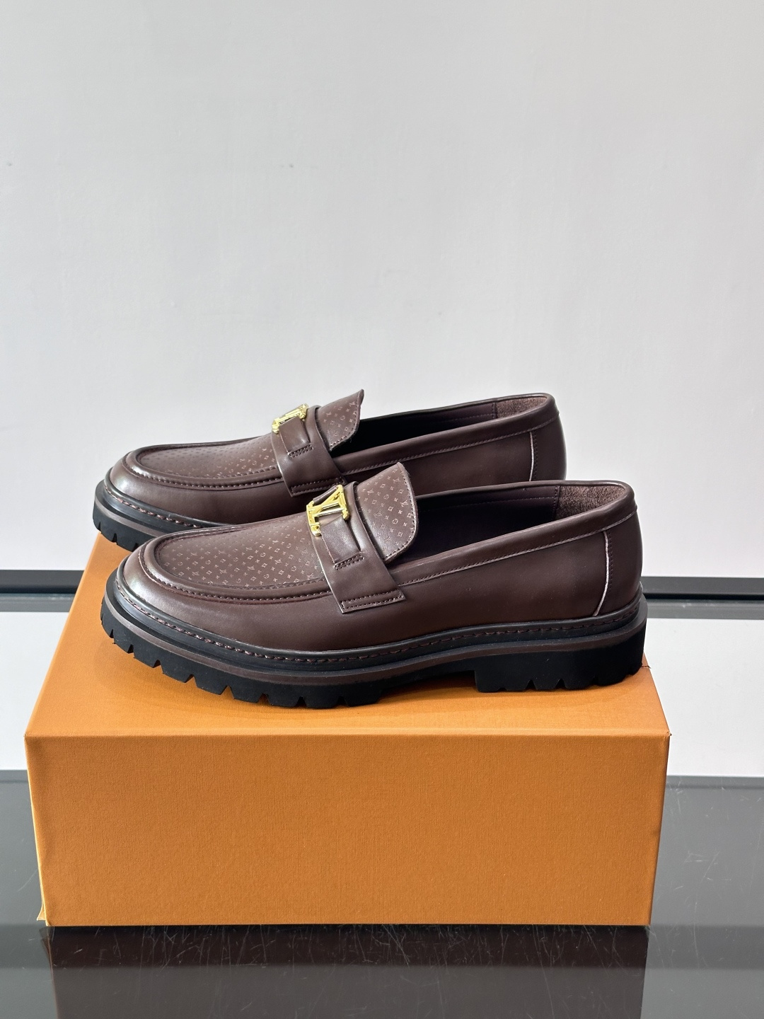 👞LV男士乐福鞋,选用优质植鞣小牛皮,质感细腻耐用。鞋面金属LV标志,品牌辨识度超高✨。经典一脚蹬设计,穿脱方便,日常通 👞LV男士乐福鞋,选用优质植鞣小牛皮,质感细腻耐用。鞋面金属LV标志,品牌辨识度超高✨。经典一脚蹬设计,穿脱方便,日常通