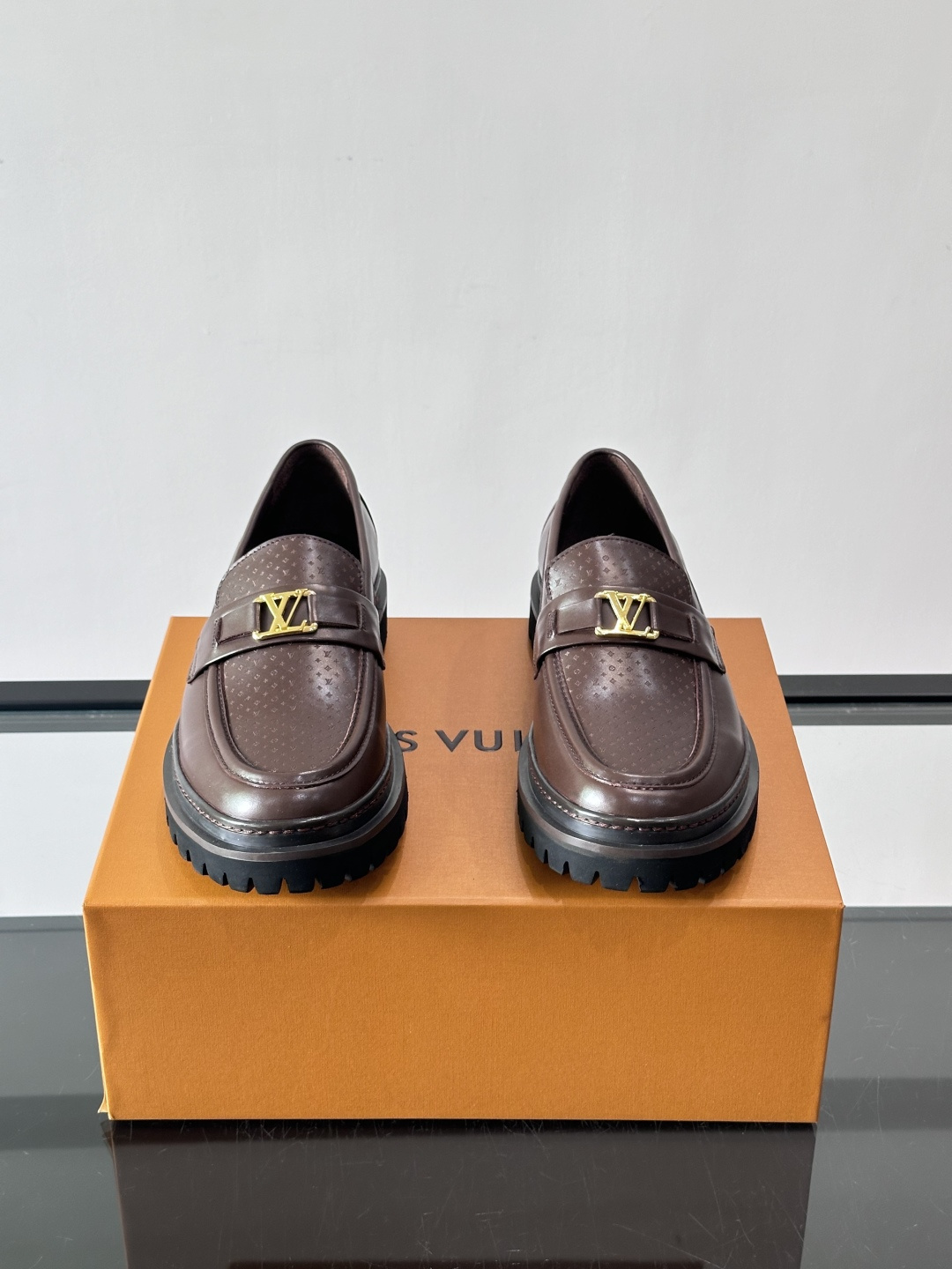 👞LV男士乐福鞋,选用优质植鞣小牛皮,质感细腻耐用。鞋面金属LV标志,品牌辨识度超高✨。经典一脚蹬设计,穿脱方便,日常通 👞LV男士乐福鞋,选用优质植鞣小牛皮,质感细腻耐用。鞋面金属LV标志,品牌辨识度超高✨。经典一脚蹬设计,穿脱方便,日常通