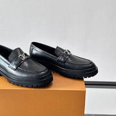 👞LV男士乐福鞋,选用优质植鞣小牛皮,质感细腻耐用。鞋面金属LV标志,品牌辨识度超高✨。经典一脚蹬设计,穿脱方便,日常通 👞LV男士乐福鞋,选用优质植鞣小牛皮,质感细腻耐用。鞋面金属LV标志,品牌辨识度超高✨。经典一脚蹬设计,穿脱方便,日常通